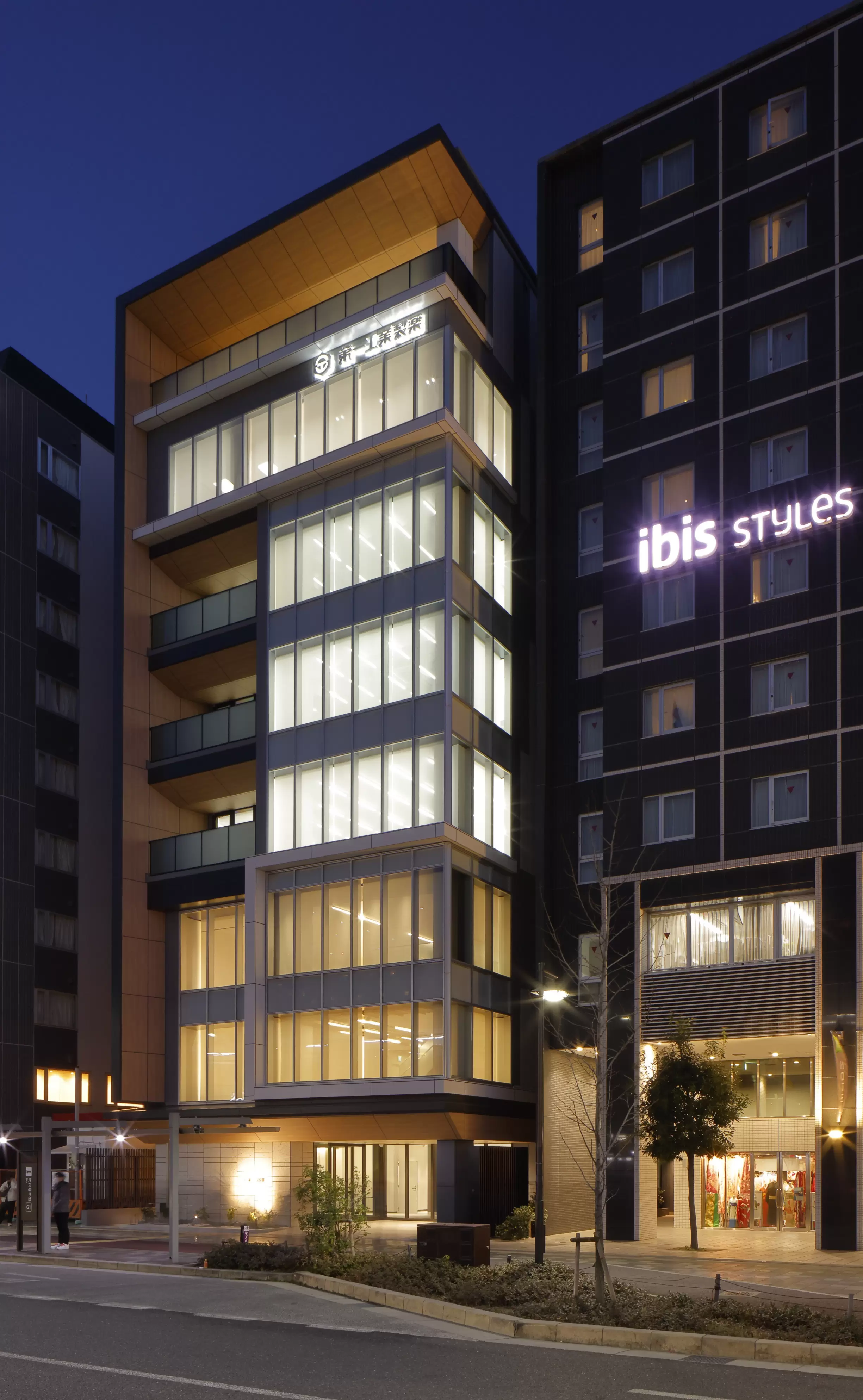 京都駅八条口の正面にオフィスビルが完成しました。右側のホテルも弊社の設計です！