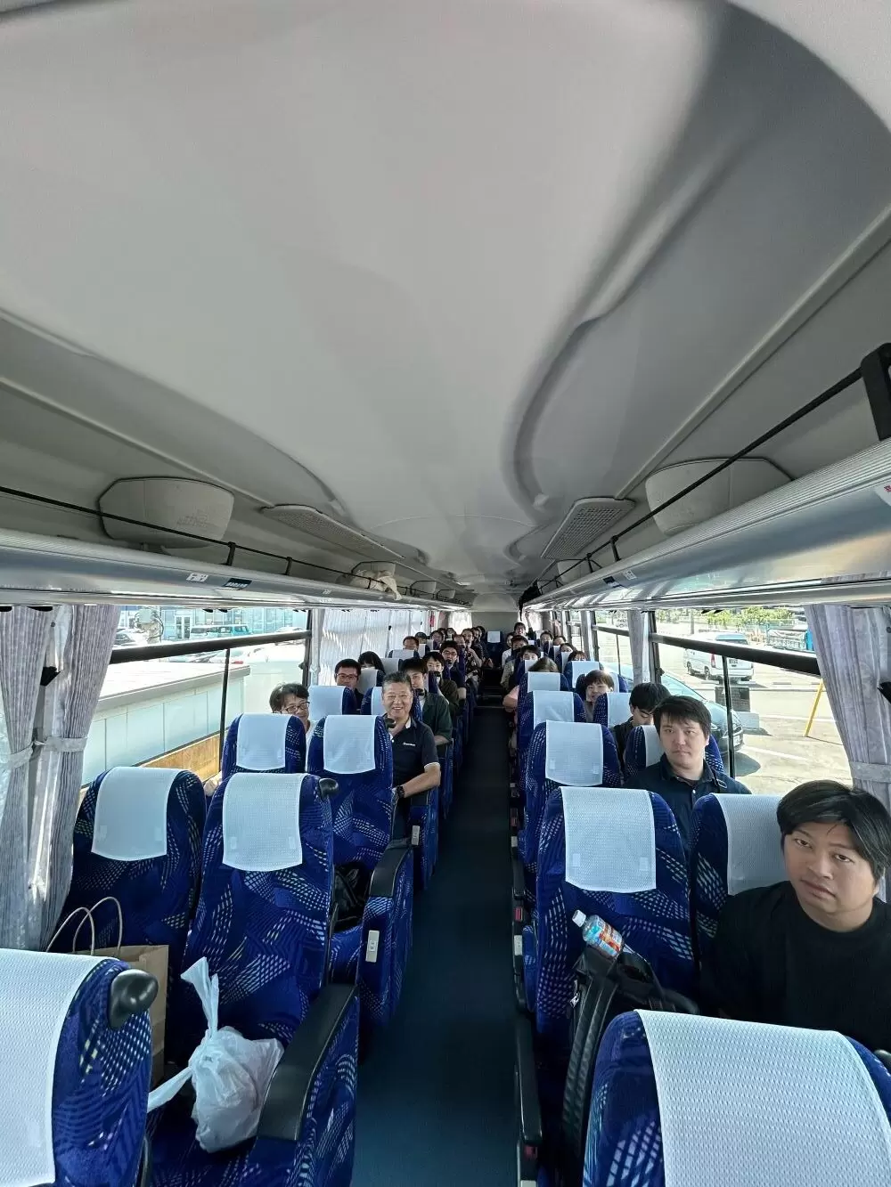 社員旅行≪バス車内にて≫