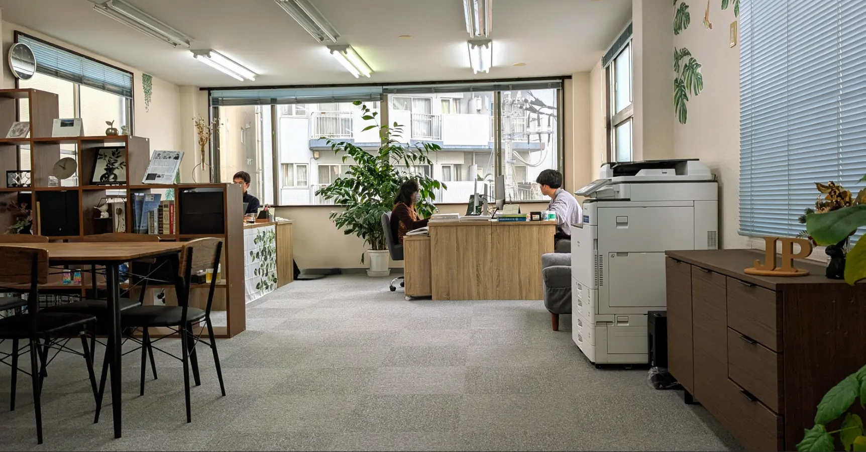 三面開口で開放感のあるオフィス。