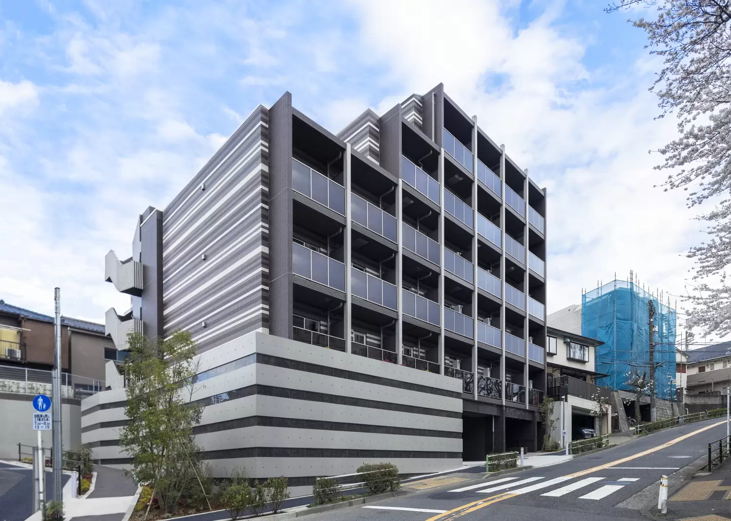 既存擁壁のあるような高低差のある敷地でも設計しています。