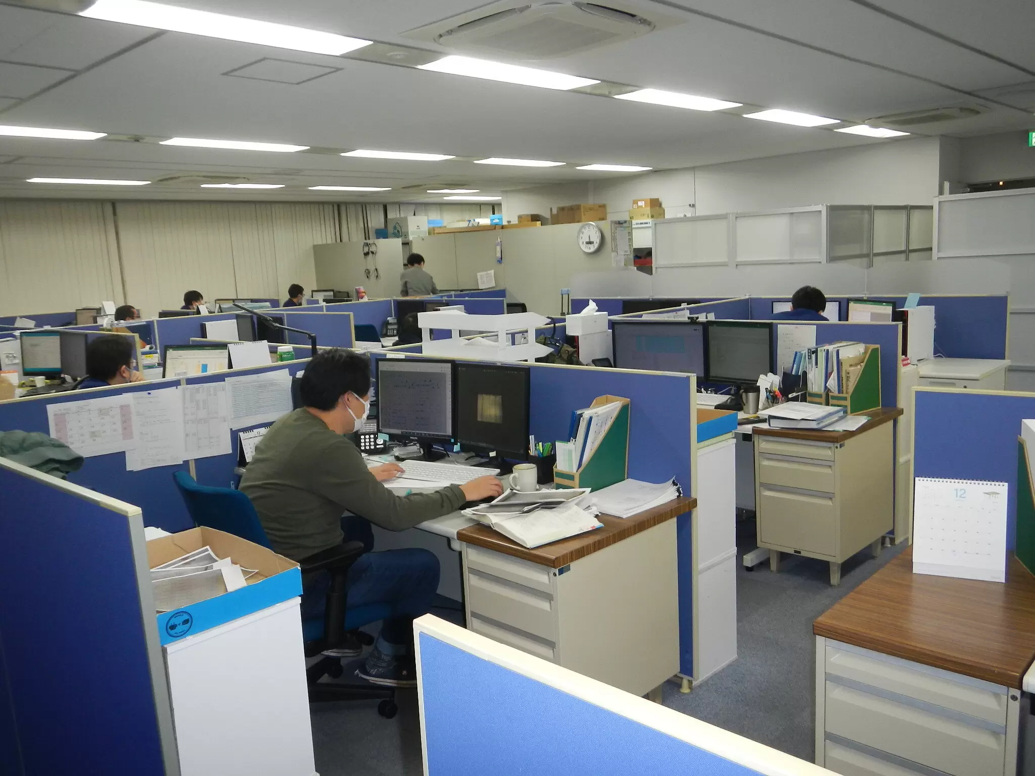 集中して仕事に取り組めるように個人スペースを確保しています