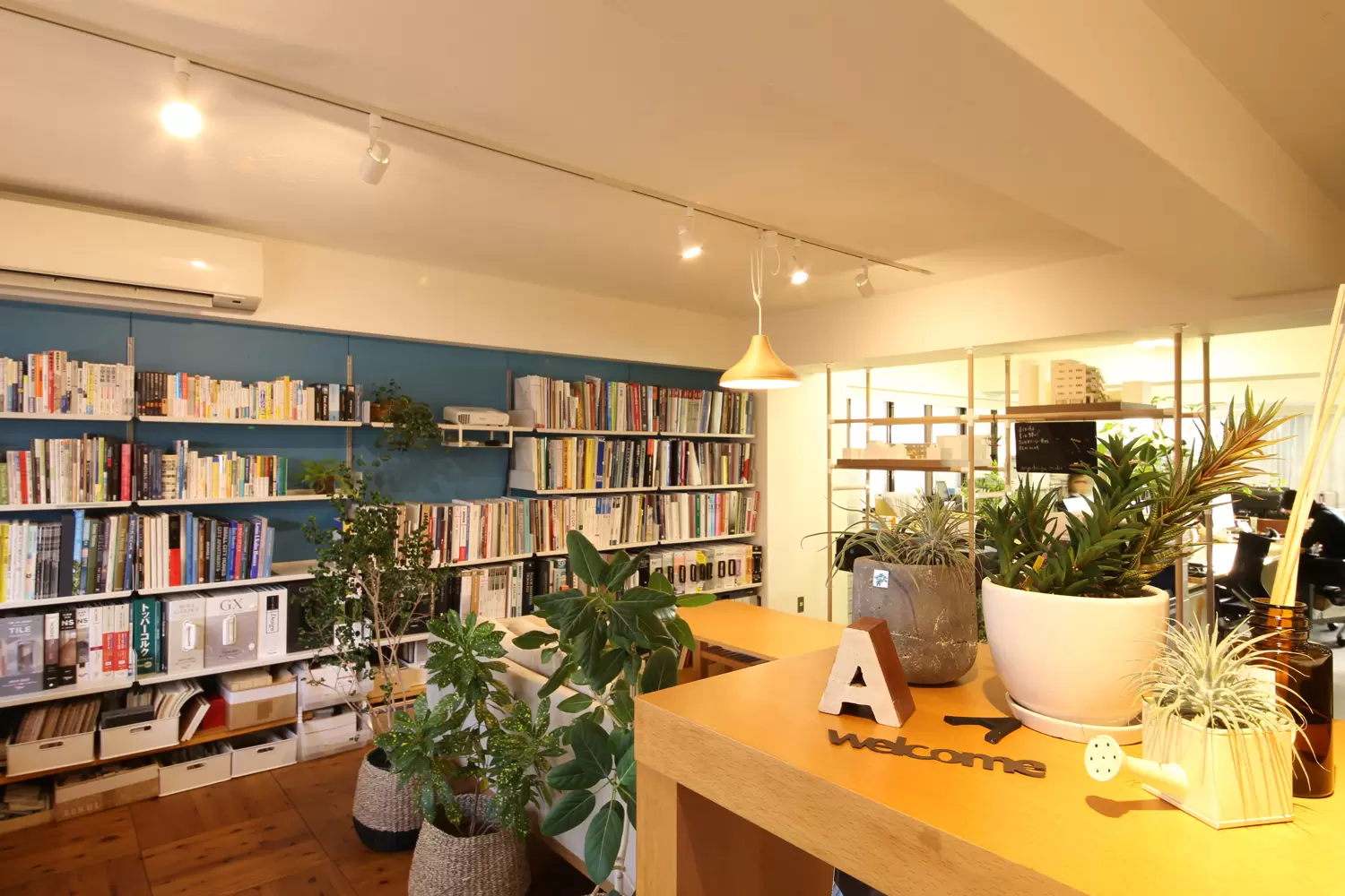 事務所の室内です。一部を「住まいの図書室」として開放しています。