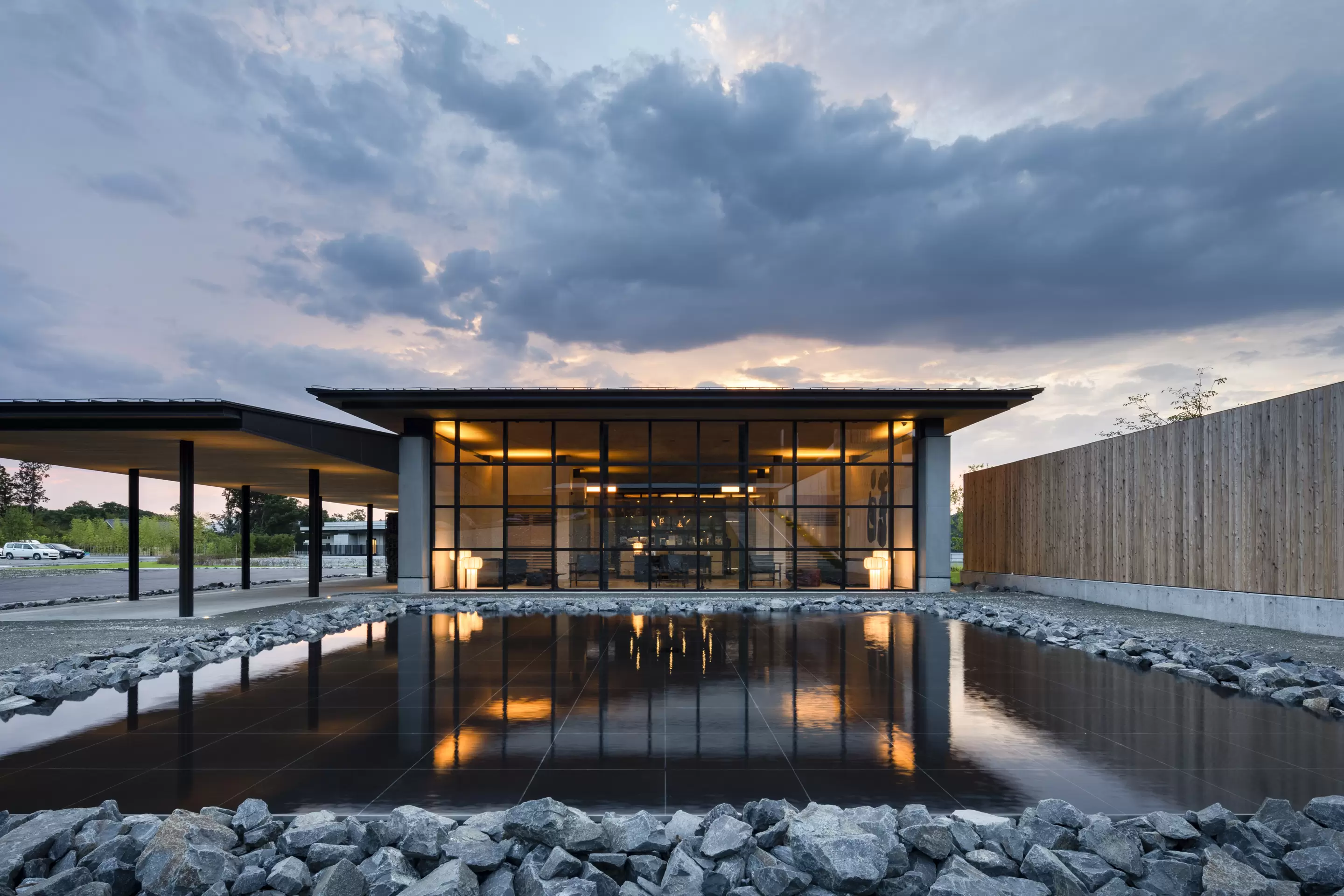 「HOTEL　VISON」は伊勢自動車道から見えます