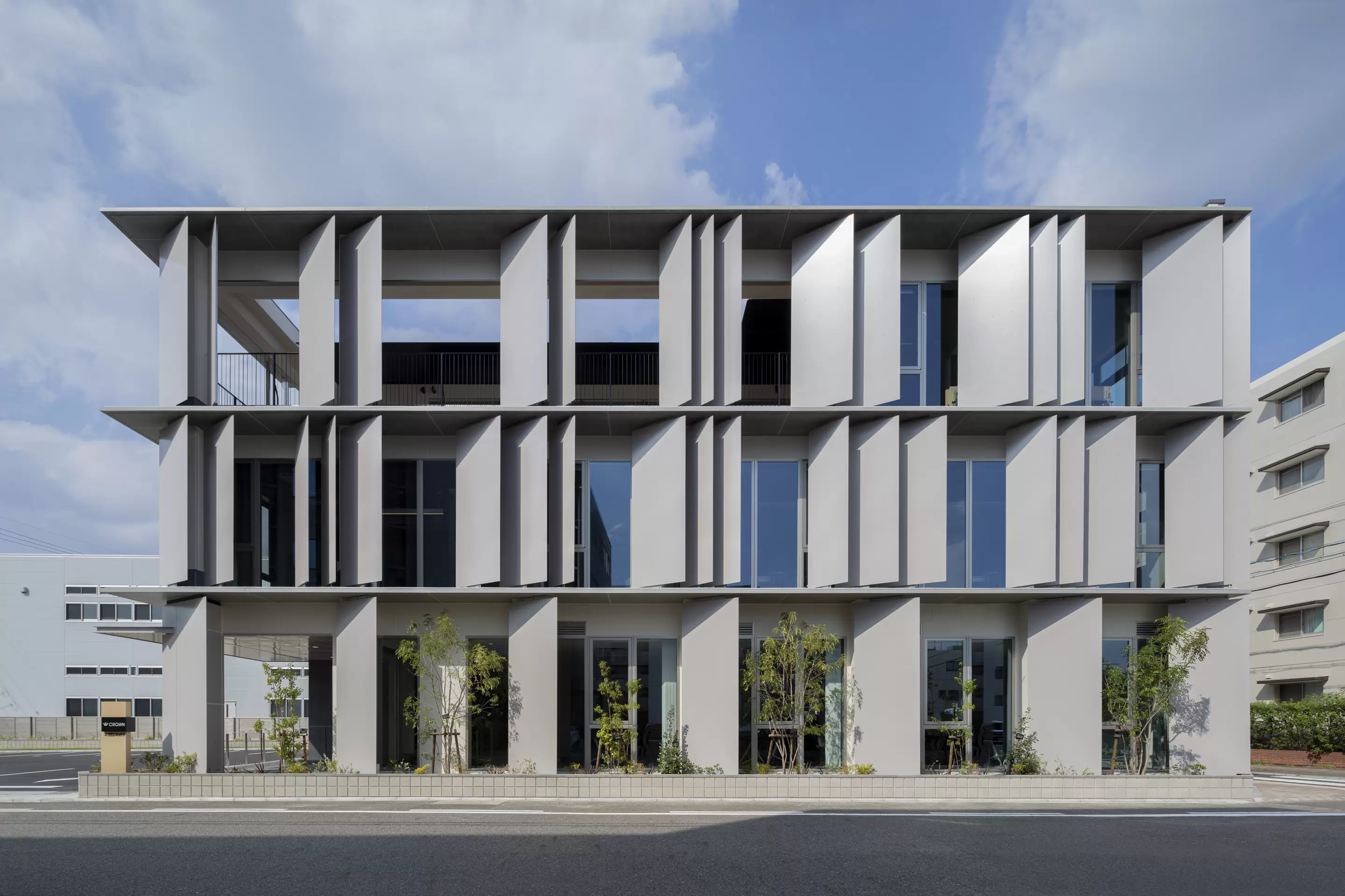 正面の大梁をなくし、日射遮へいパネルとPCの版でシャープなデザインとしています