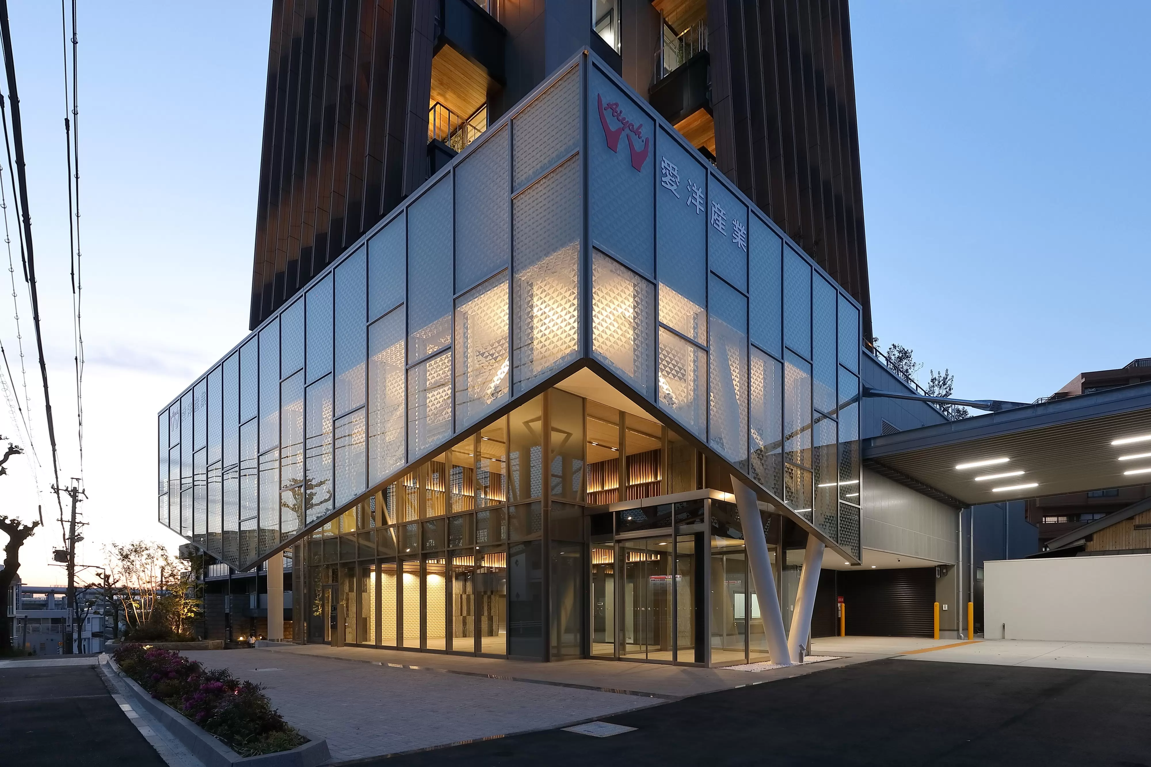 斜め柱とパイプの斜材でカーテンウォールを支持しています