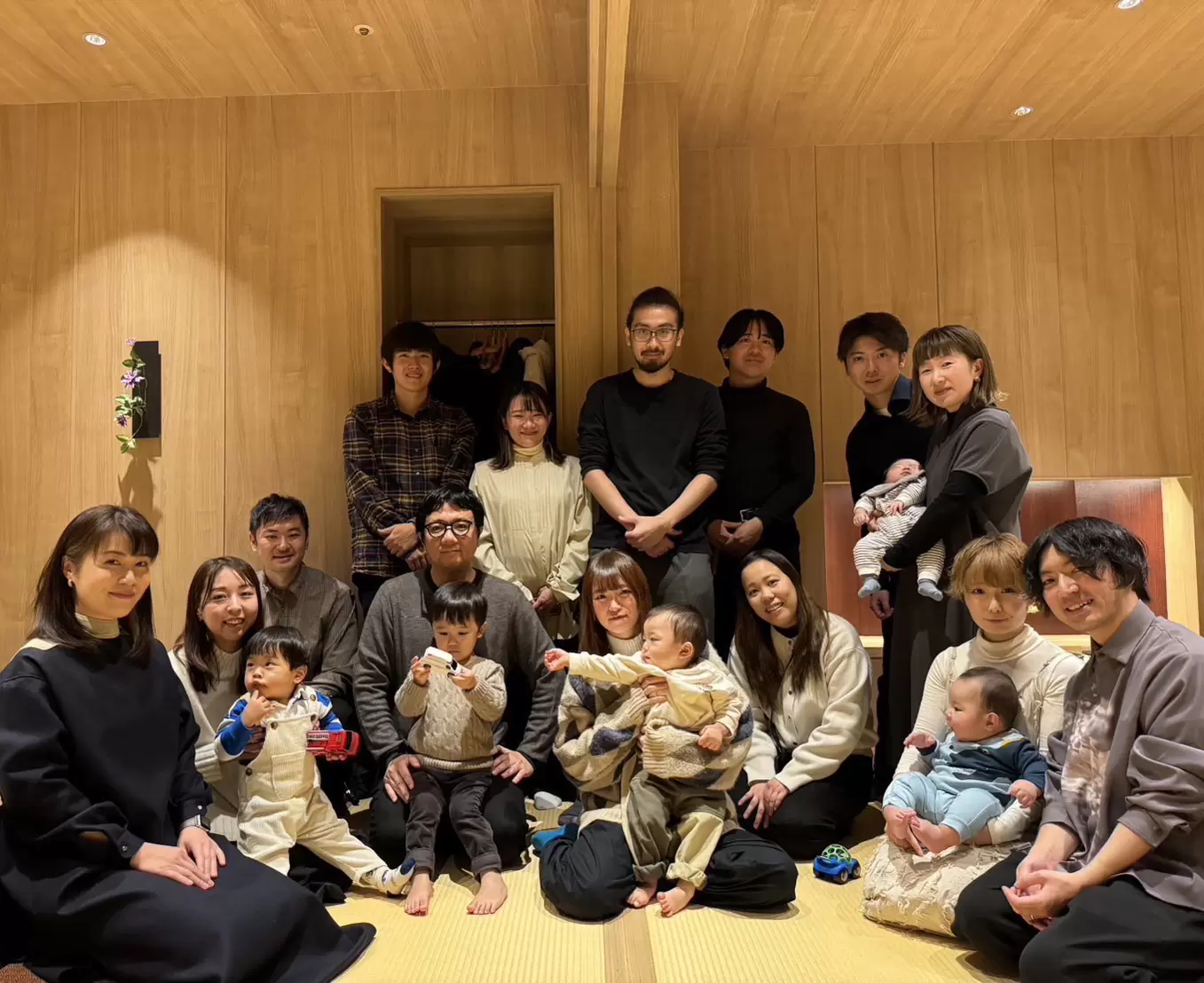 新年会の様子.家族を持つ社員も増えています.