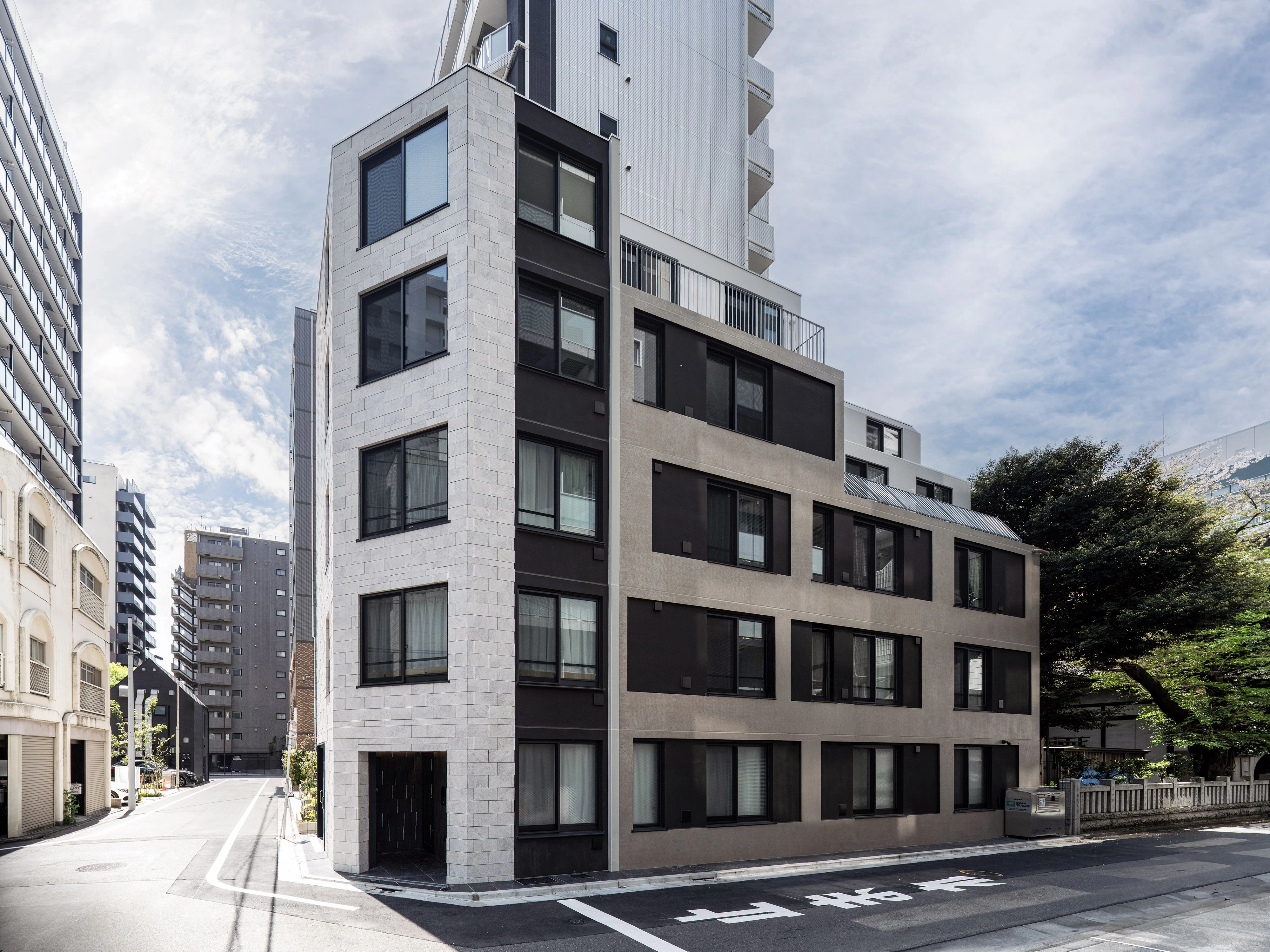 蒲田の集合住宅.周辺環境に馴染ませるために複数のレイヤーを外壁に施した.