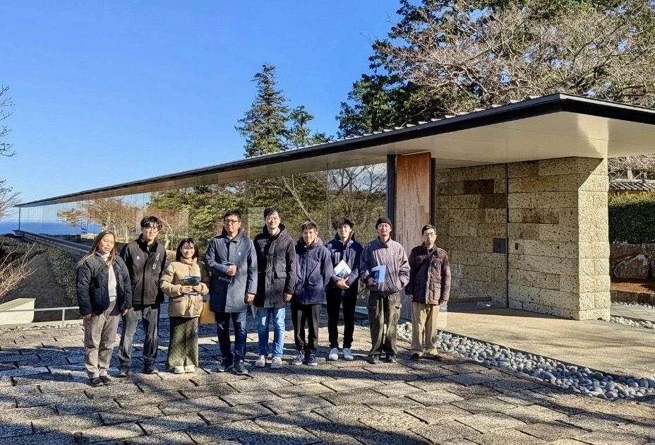 年末の熱海湯河原社員旅行.江之浦測候所にて