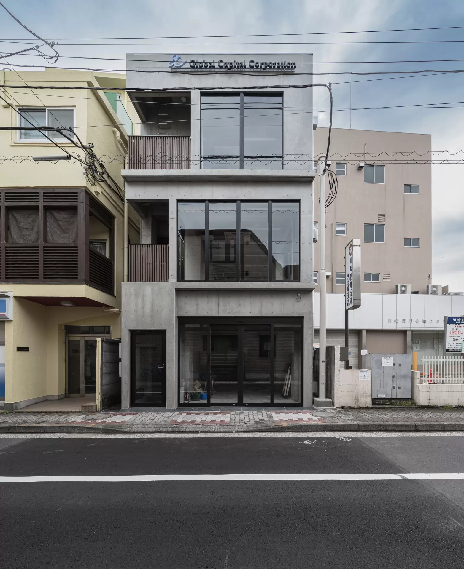 近年竣工したコンクリート打ち放しのオフィス・店舗用途の建築です。