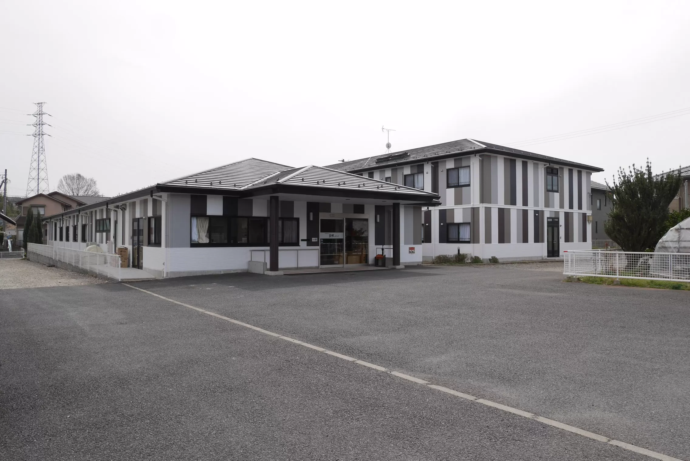 低層の地域に根差した高齢者施設です。