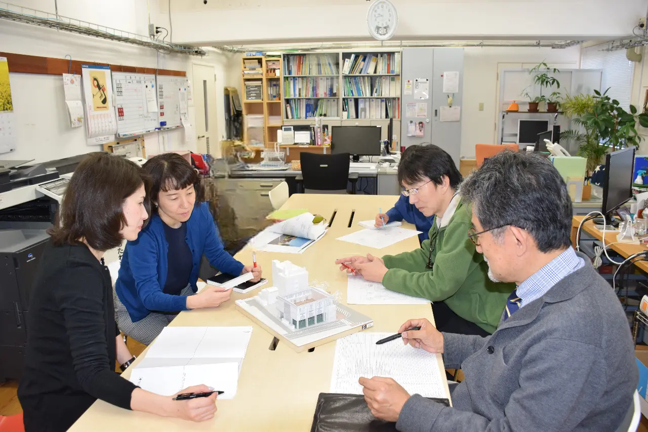 社内打合せ風景　グループで案件を担当します