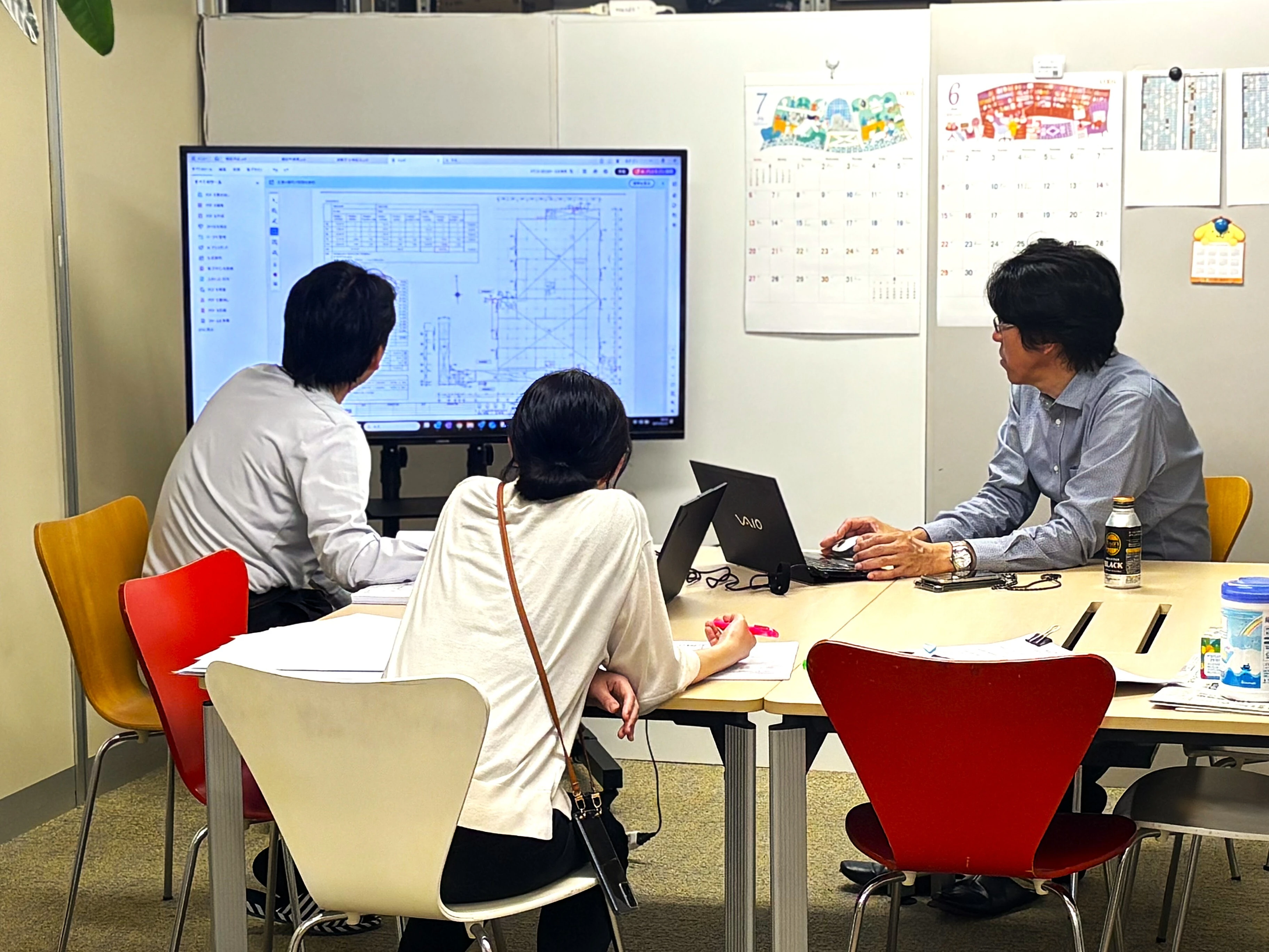 社内打合せ風景　グループで案件を担当します