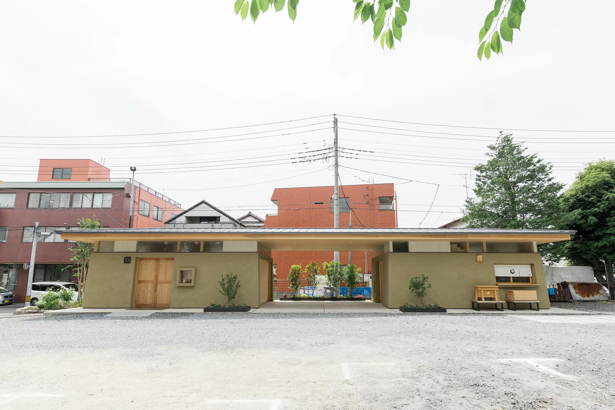 氷川神社古神札 納所兼トイレ棟   地面から湧き出て きたような大らかな大地をイメージさせる平屋