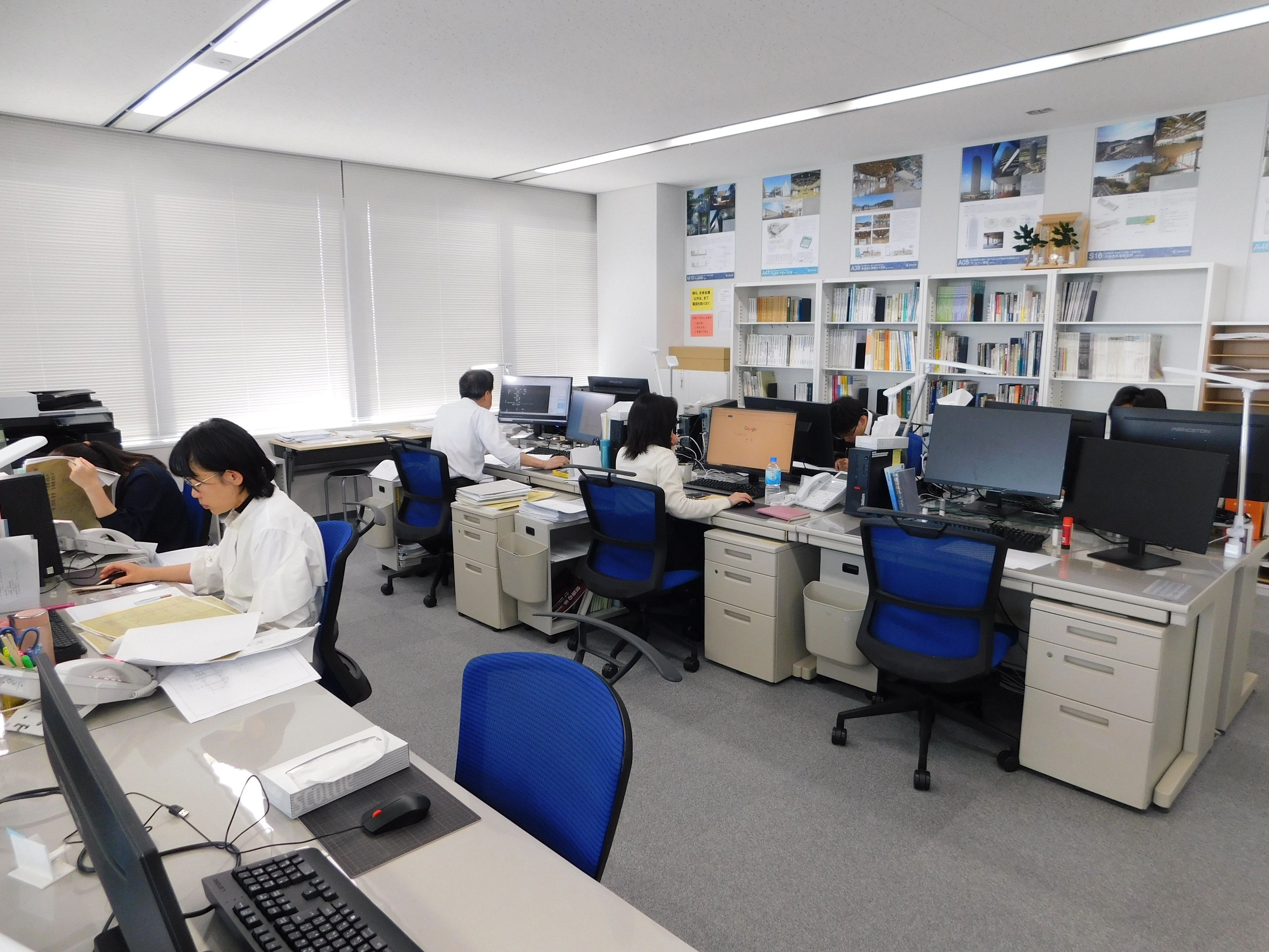 大阪支社：広々としたオフィスです。