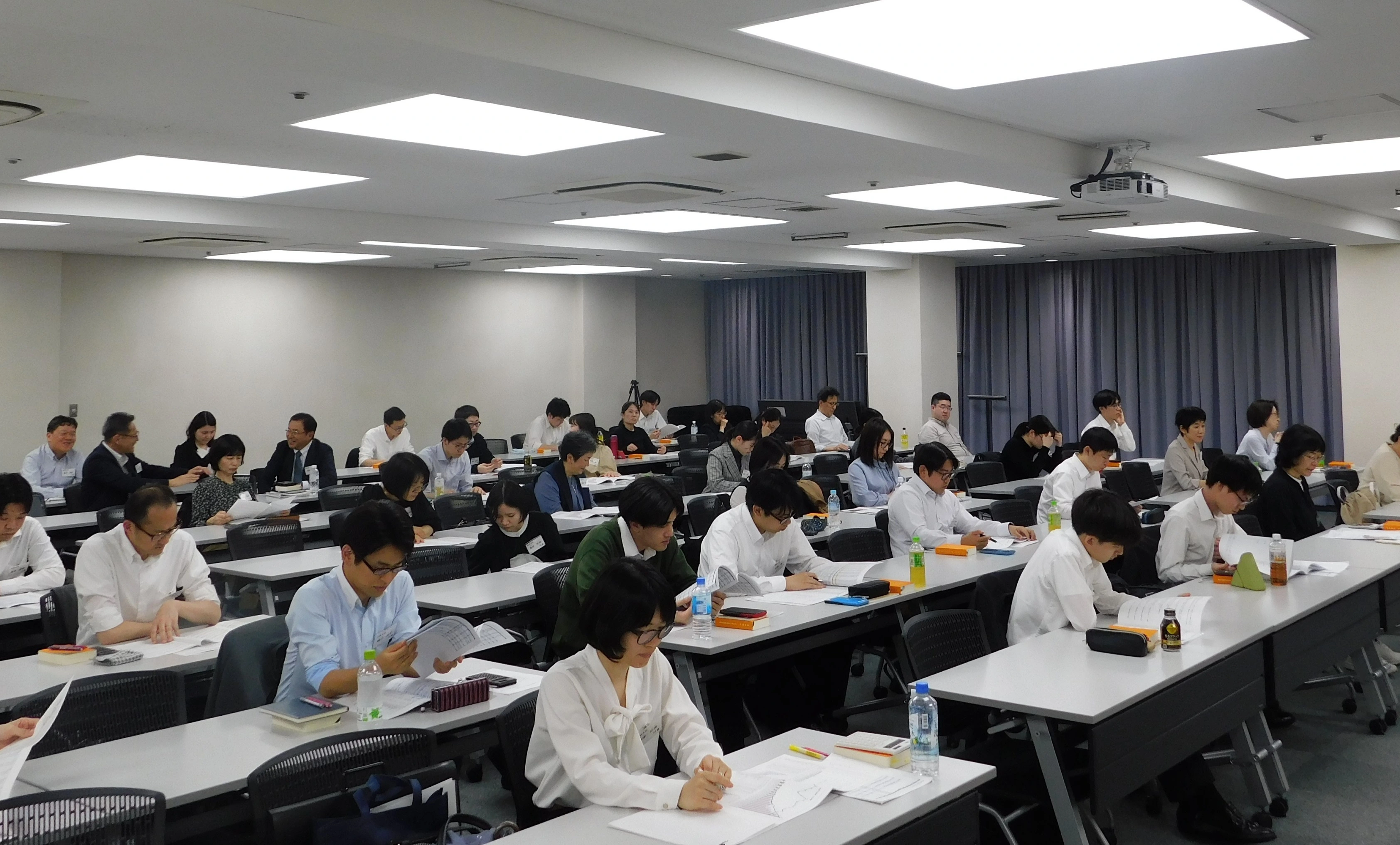 経営会議：全社員が参加し、経営会議を行います。