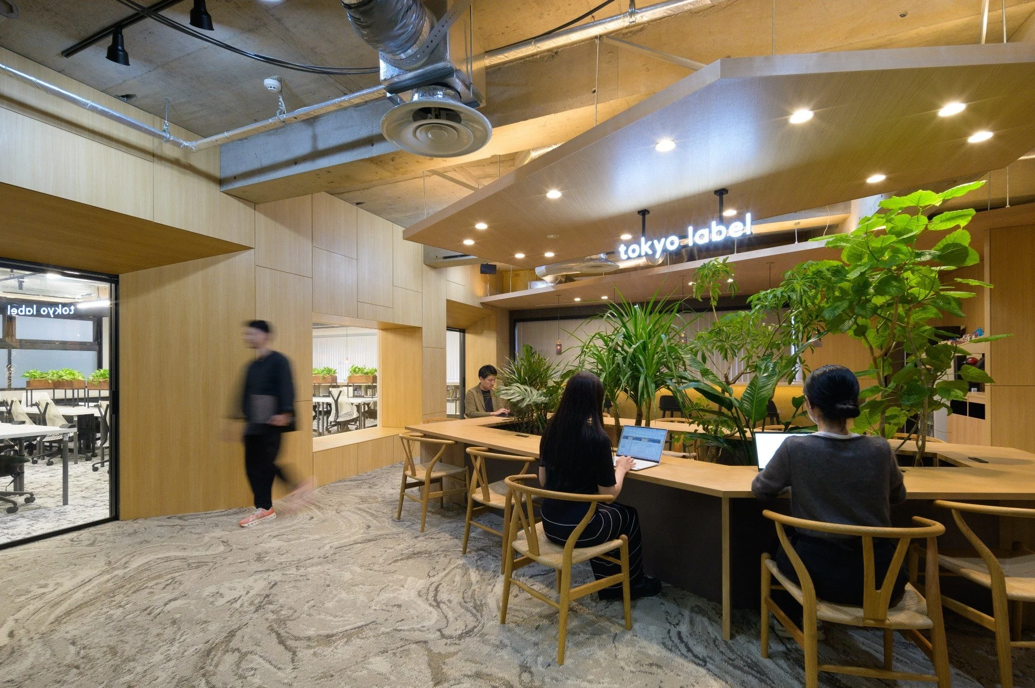 テレワーク＆フレックスタイム制を導入！開放的なオフィスも恵比寿に構えています。自宅でもオフィスでも！