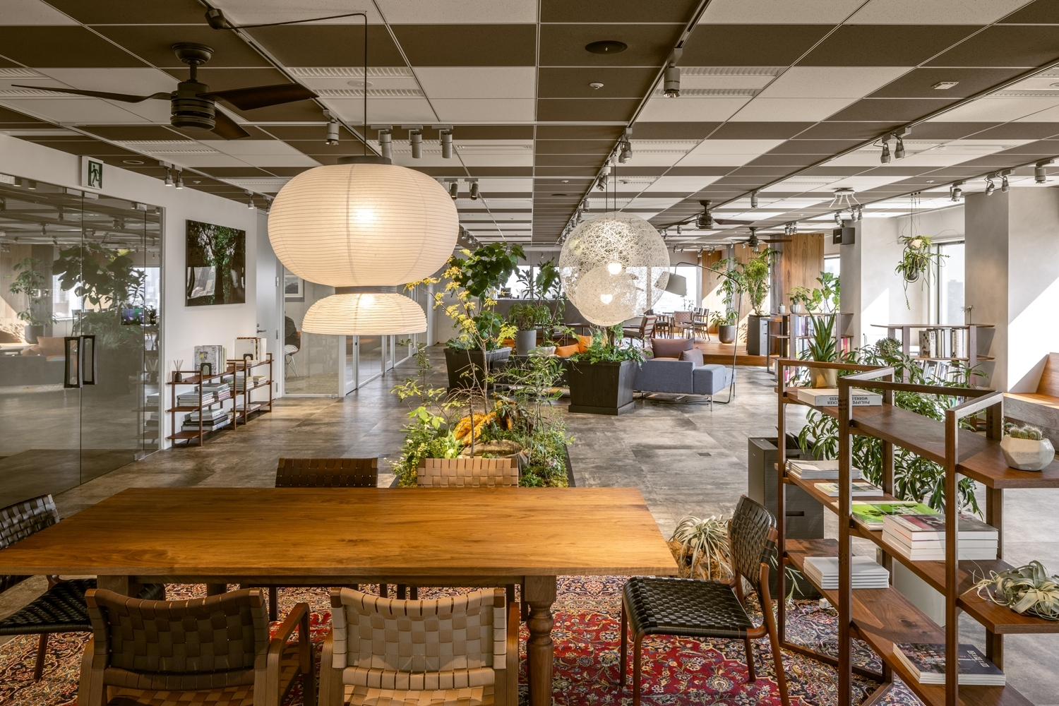 志が共生する森：理念と文化を具現化したオフィス