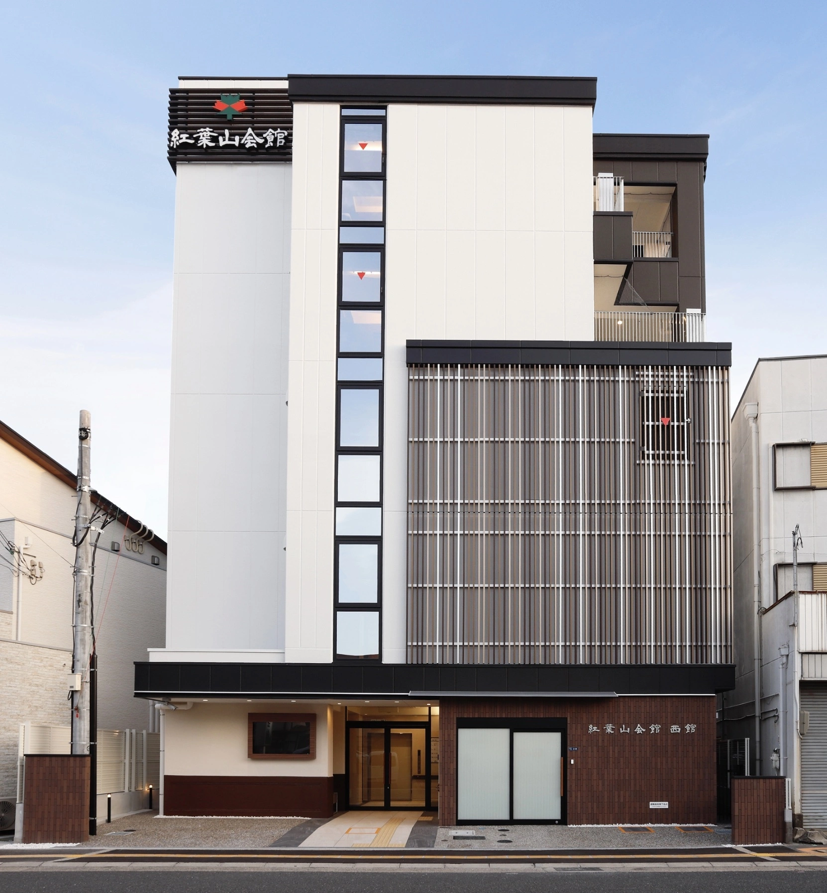 紅葉山会館西館　葬儀場　お見送りは上質な空間で、家族葬向けの新築です。