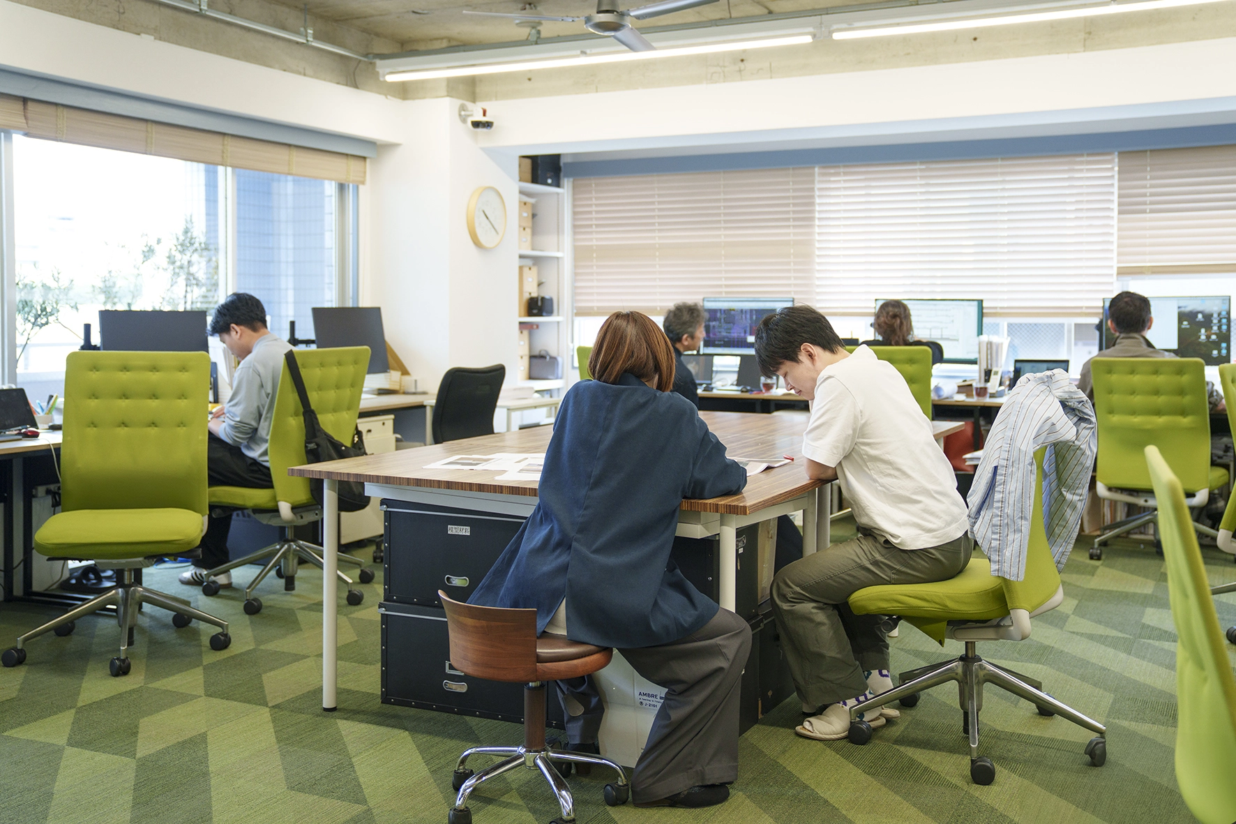 社内の様子です。いつでも話し合えるような雰囲気で、良い建築を作るために日々努力しています。