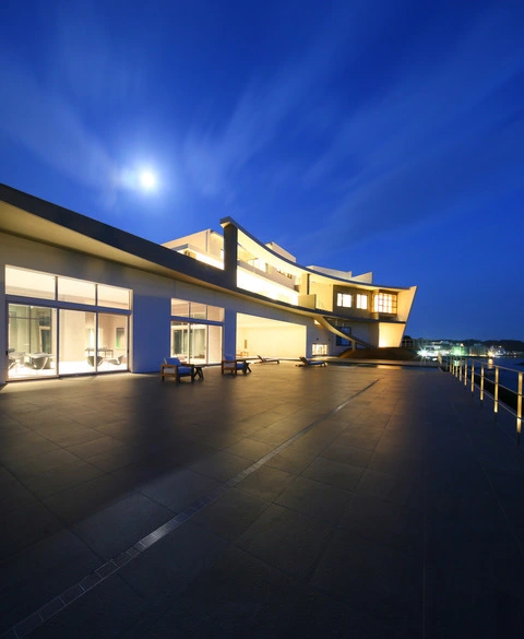 海に面した家の夜景