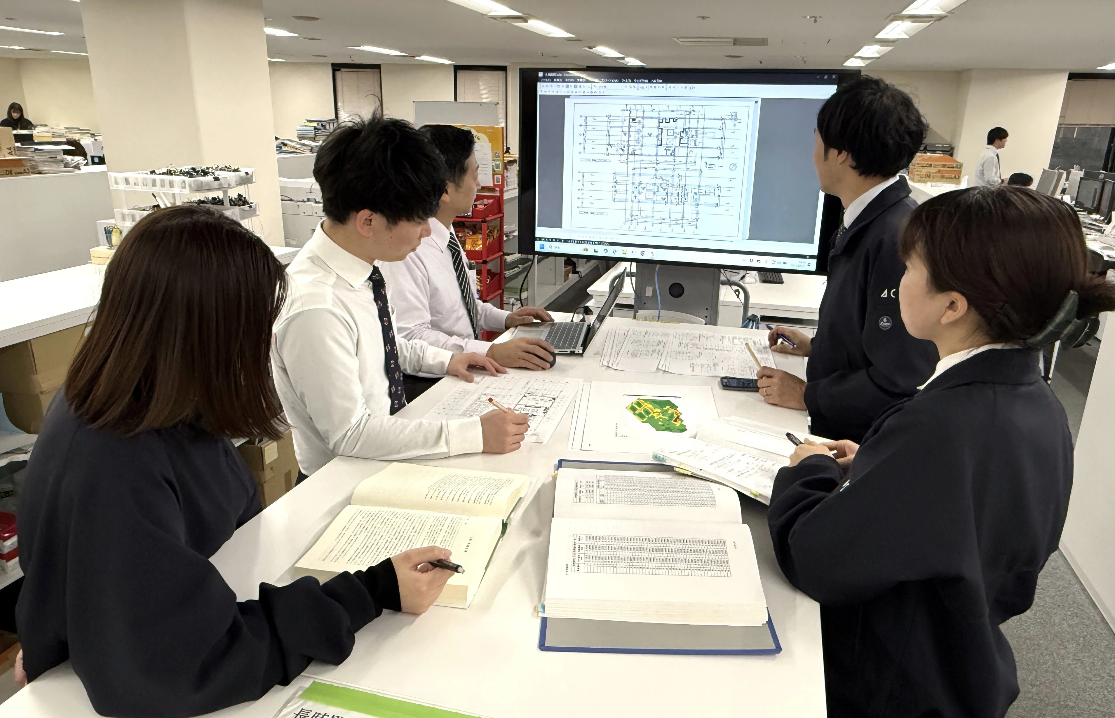 3～4名のチームで「構造計算・作図・基礎計画」を分担しながら進めます。