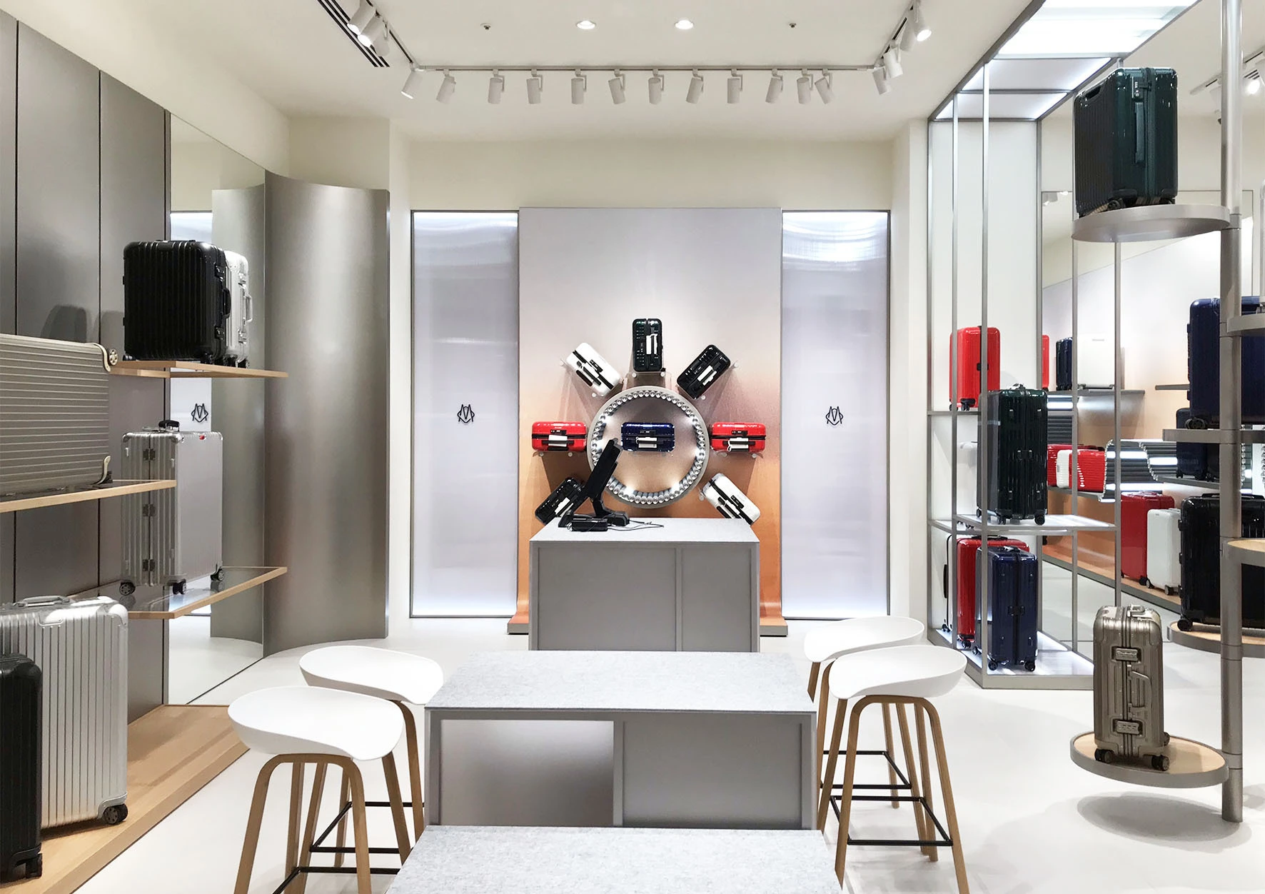 RIMOWA DFS OKINAWA | 商業施設内店舗設計事例