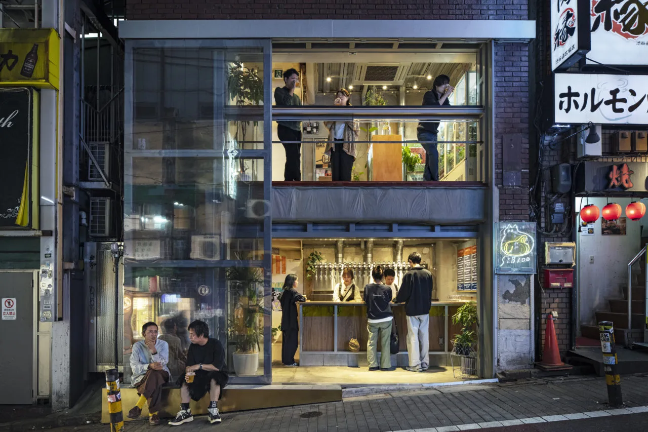 【スタンドうみねこSiB100】大きな扉で渋谷の街に開いた立ち飲みスタンド