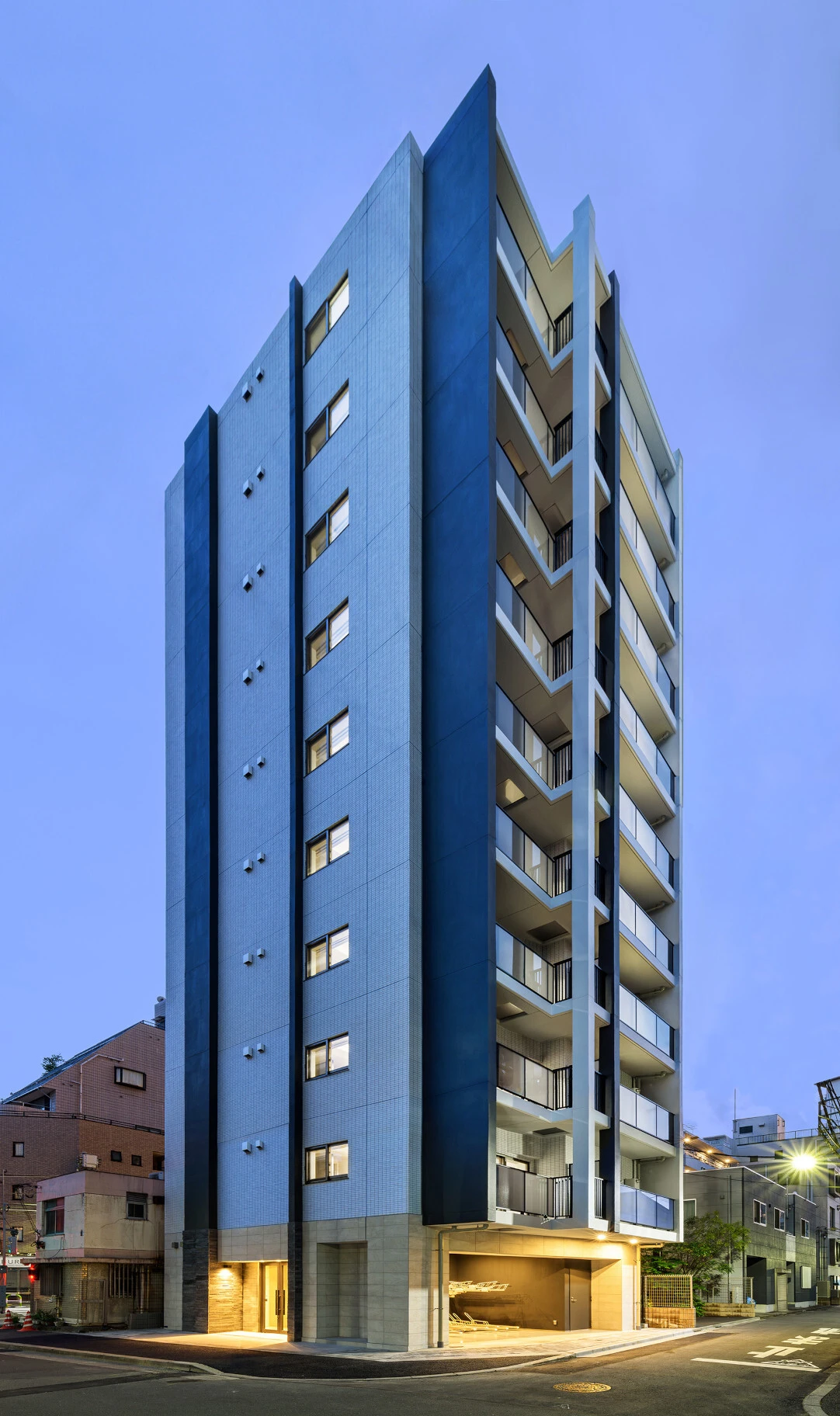 建物形状に凹凸感を演出することで、構造から造形する建物を設計しました