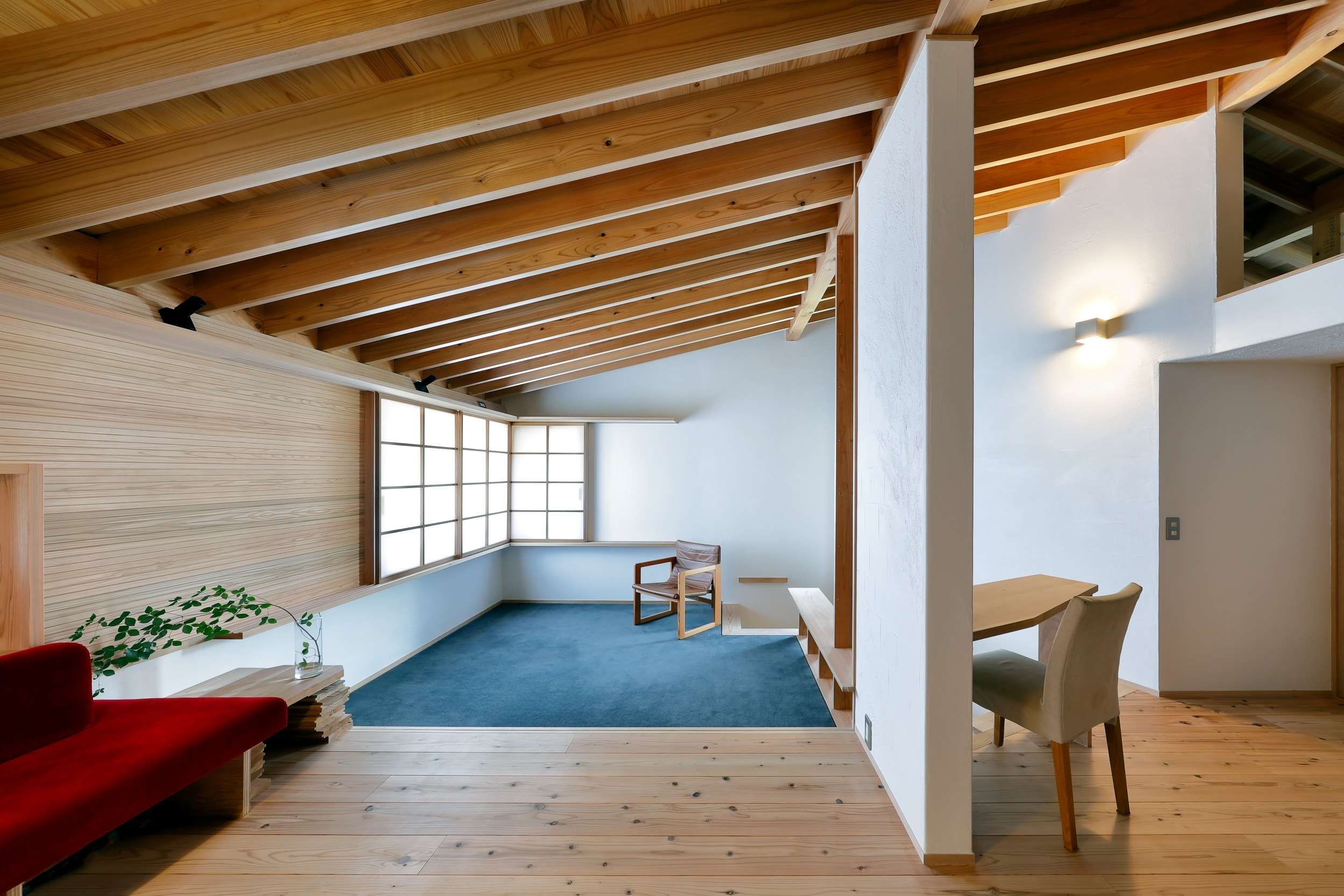 西宮市松風町に建つ【北夙川通りの家】屋根を支える登り梁を化粧として見せるデザイン