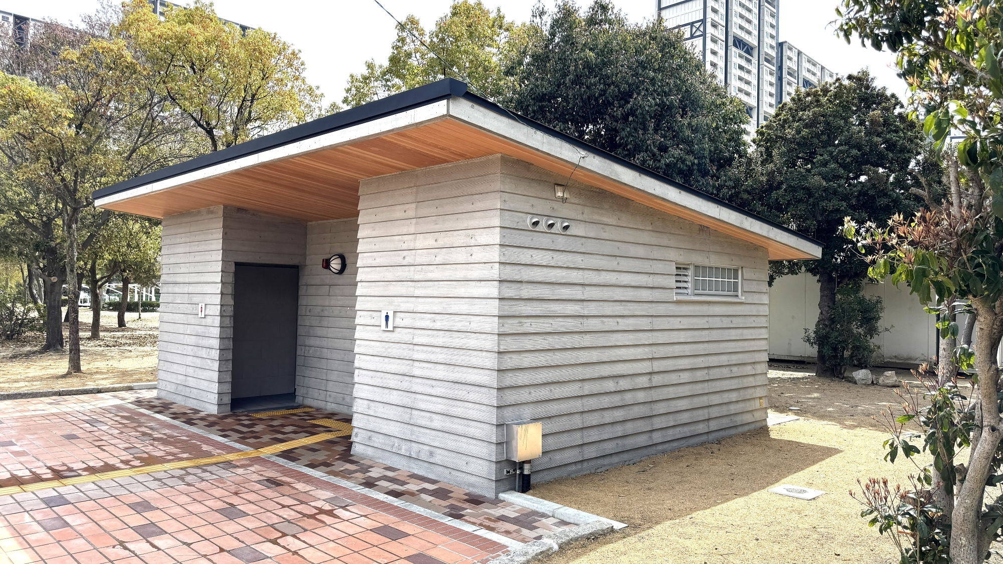 弊社が設計を行った芦屋中央公園にある公衆トイレ【下見板張り風RC打ち放しの外壁】