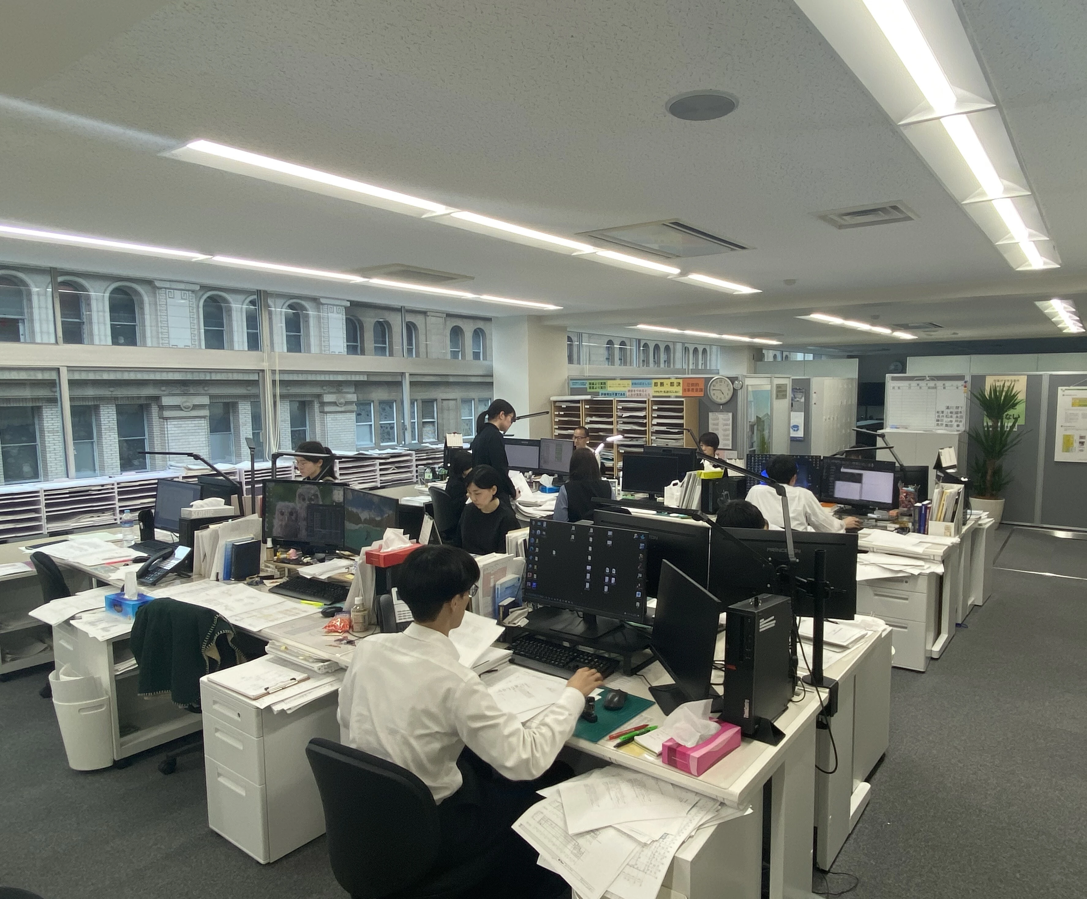 東京支社：広々としたオフィスです。