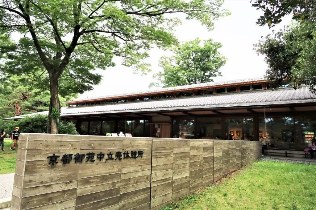 京都御苑中立売休憩所（京都市）京都御所内の休憩所建替えで工事監理を行い、優良技術者に選ばれました。
