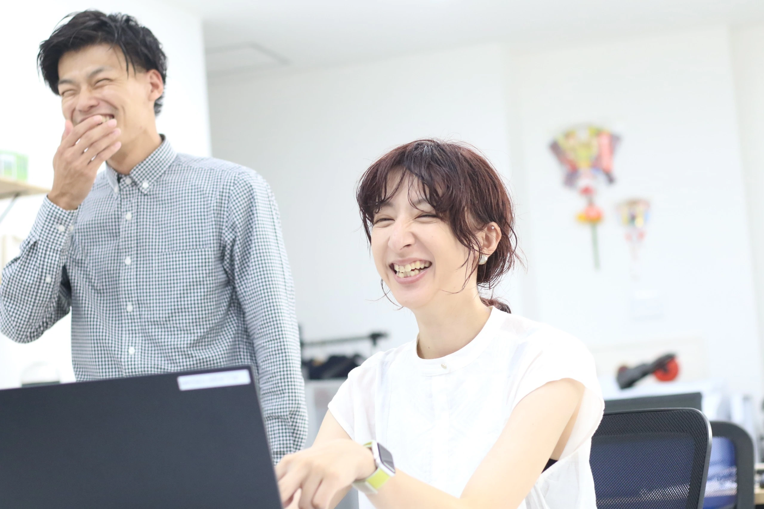 【仕事風景】「大家族主義」という組織ポリシーを大切に、お互いに関わり合って仕事をしています