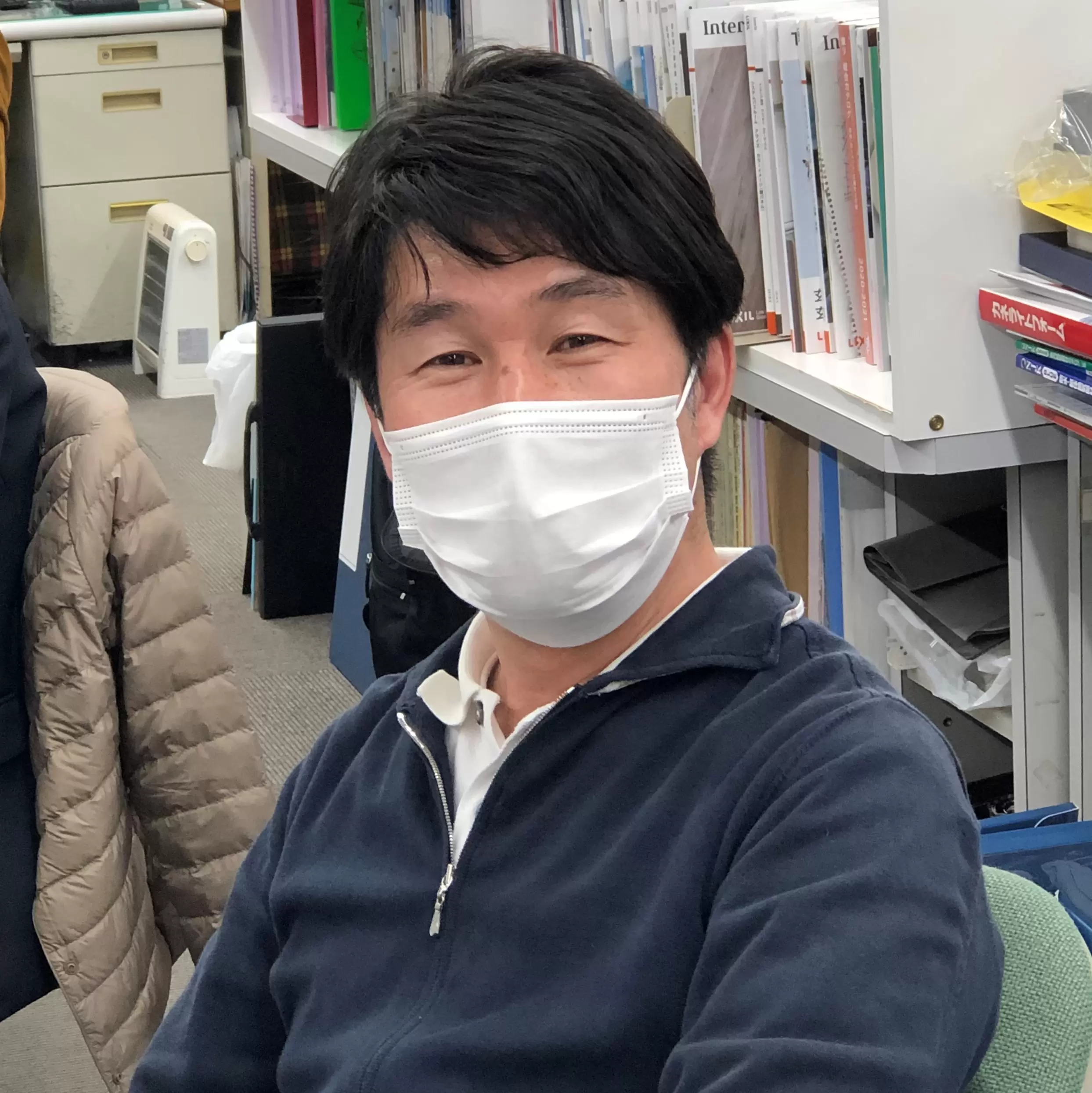 面倒見の良い、 経験豊富な設計チームリーダー（伊藤課長）