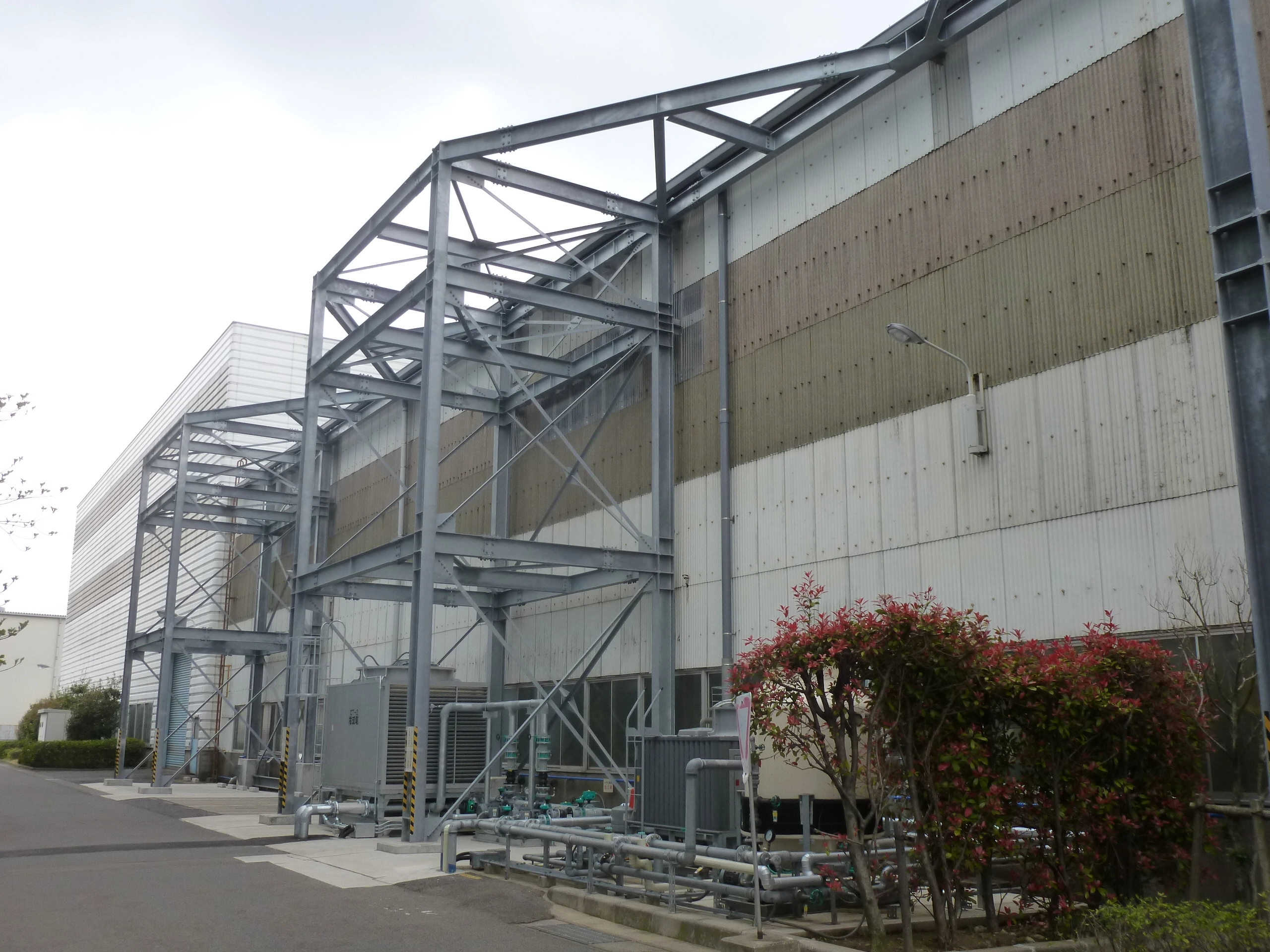 某工場　工場の生産ラインを稼働させつつ、機能・耐震性を向上させています。