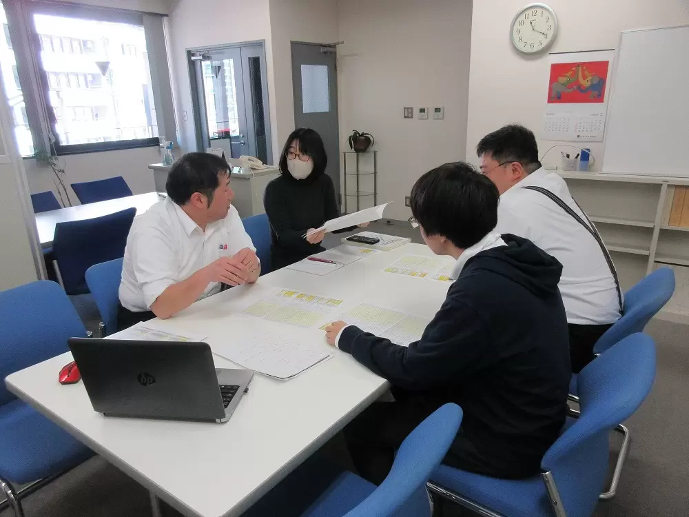 社内　設計打合せの様子