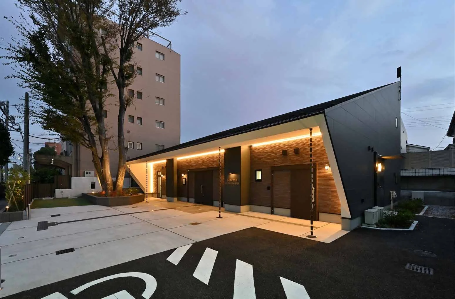 葬祭場(木造耐火) 大屋根が特長の落ち着いた厳かな外観を持つ家族葬ホールです