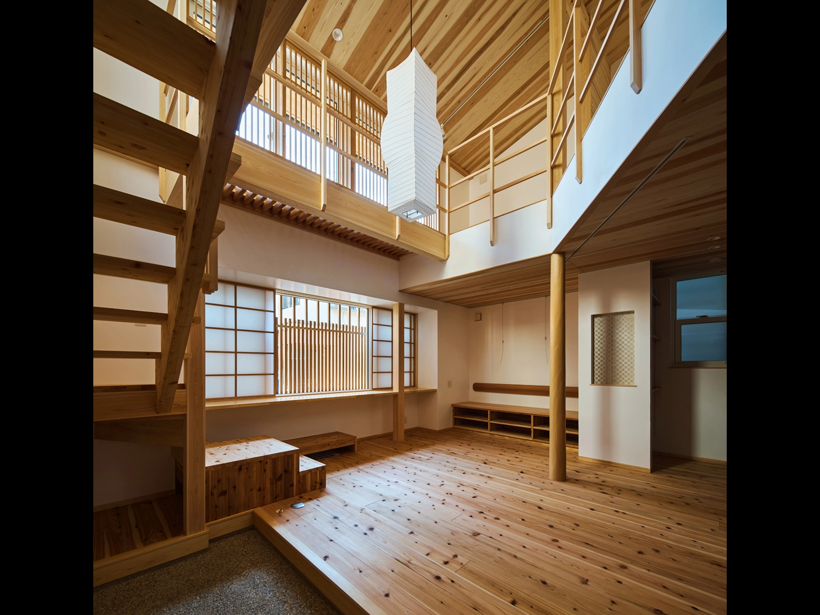 杉と漆喰という二つの素材だけで仕上げたZEH住宅。吹抜け越しに光溢れる空間となりました。