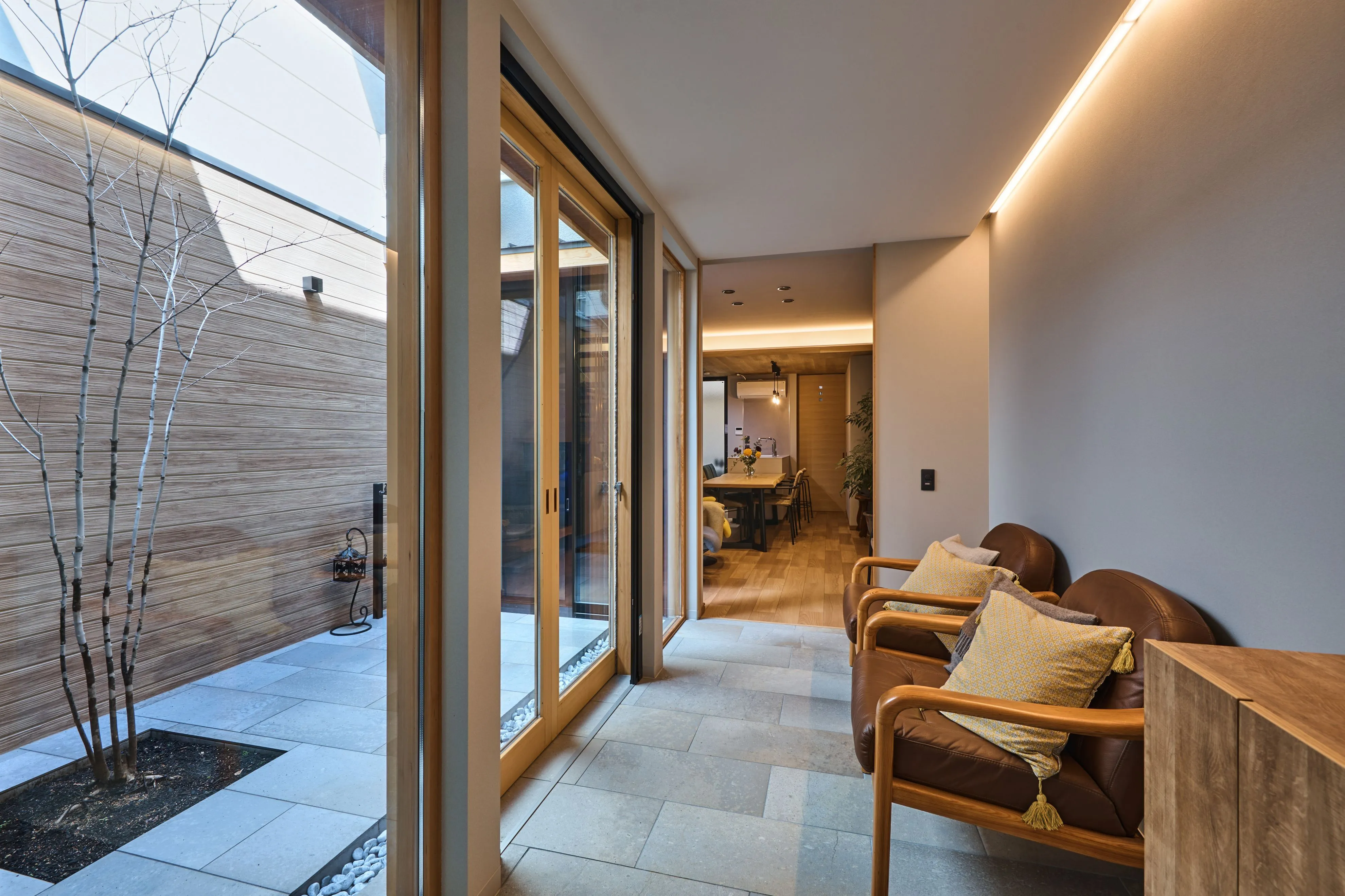 コンパクトな敷地の中に、敢えて中庭を設けて大開口で繋ぐことで開放感のある空間を実現しました。