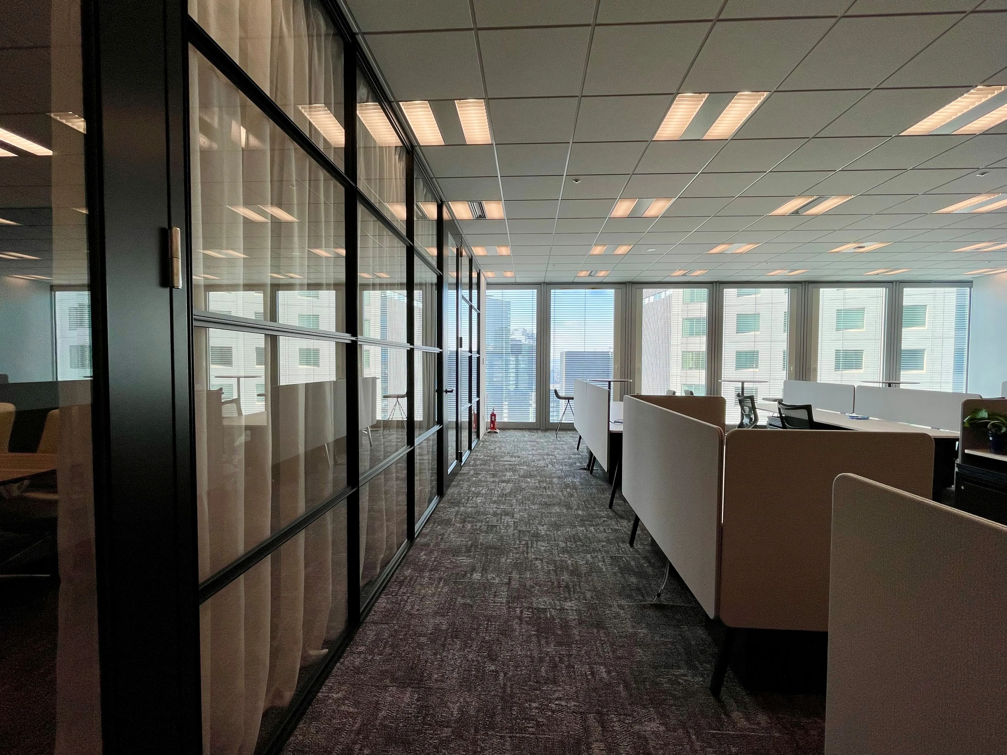 2025年オフィス増床済み 広い執務スペースで快適に働いて頂きます。