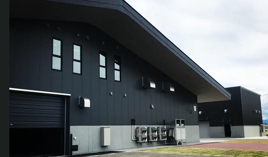 秋田県の生産施設で、外壁から3.0ｍ以上軒を伸ばした大屋根は大迫力でした
