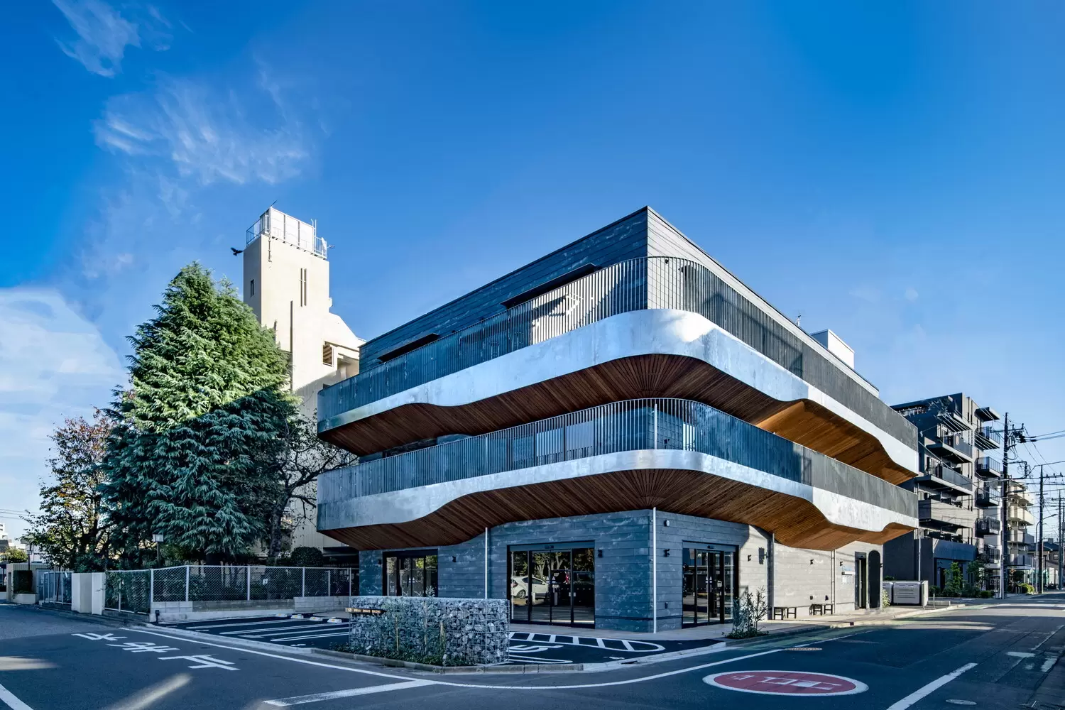 縁側を地域に開いた商業ビルで、地域近接型の建築です。駅前ではない難条件と向き合った作り方です。