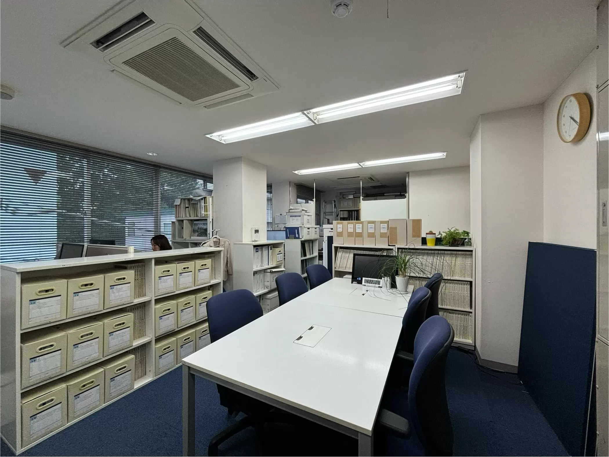 社内風景（一人ひとりパーティションで区切られた席となっており、落ち着いて作業できる環境です）