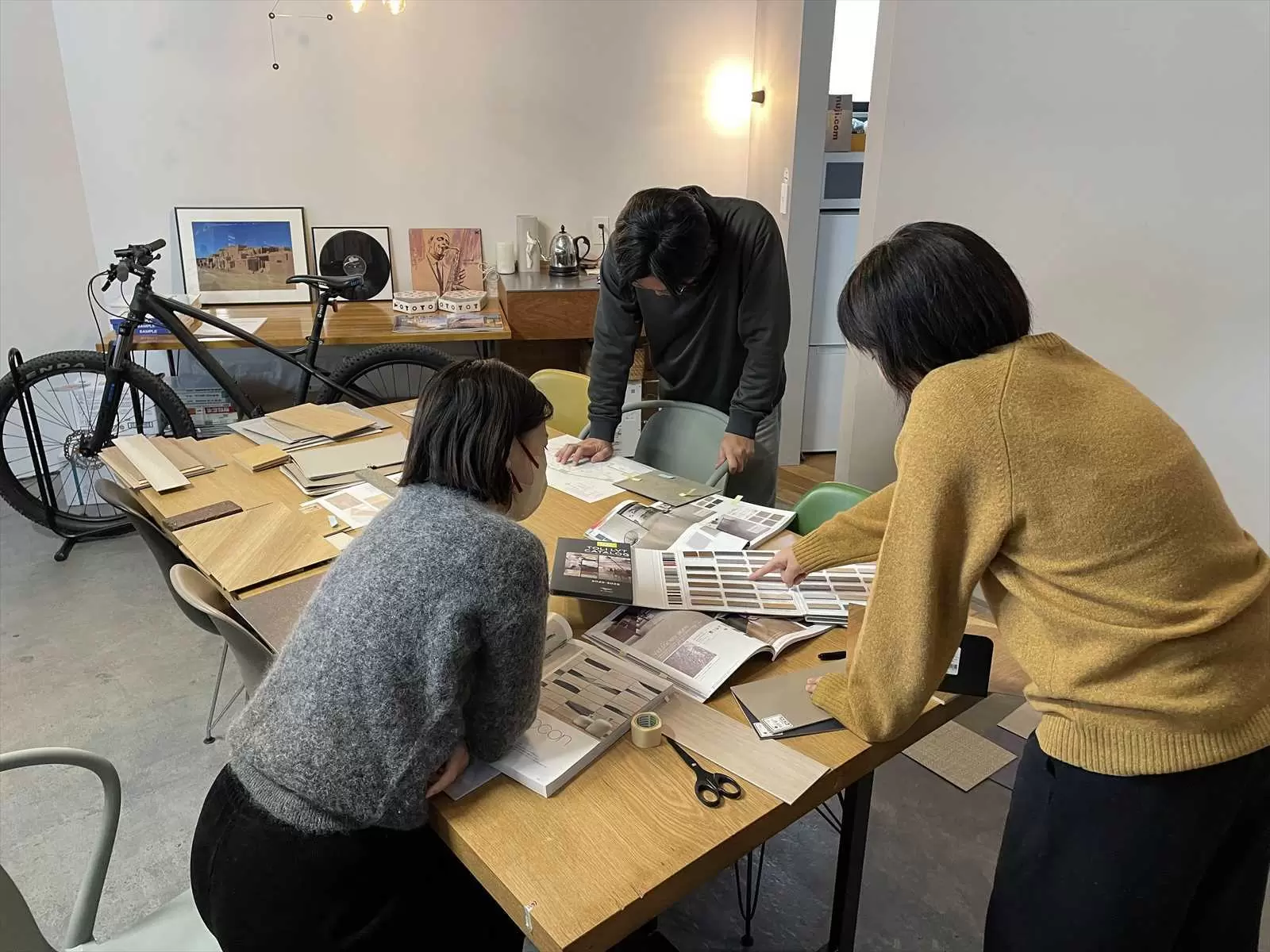 スタッフ同士が相談しながらデザイン決定します