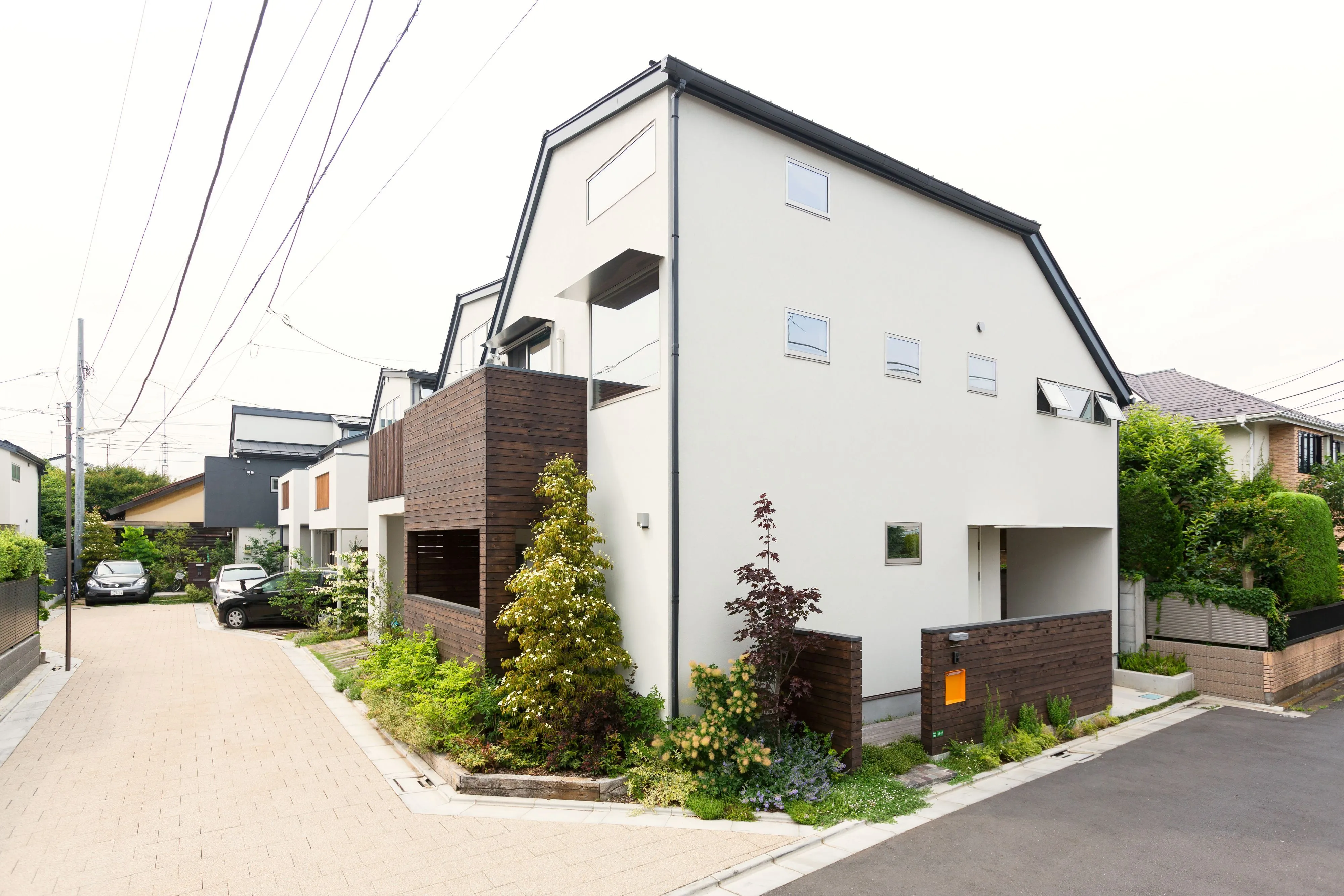 ThinkTownでは街並みに溶け込むデザイン、高品質高性能な住宅建築・商業建築を行なっています。