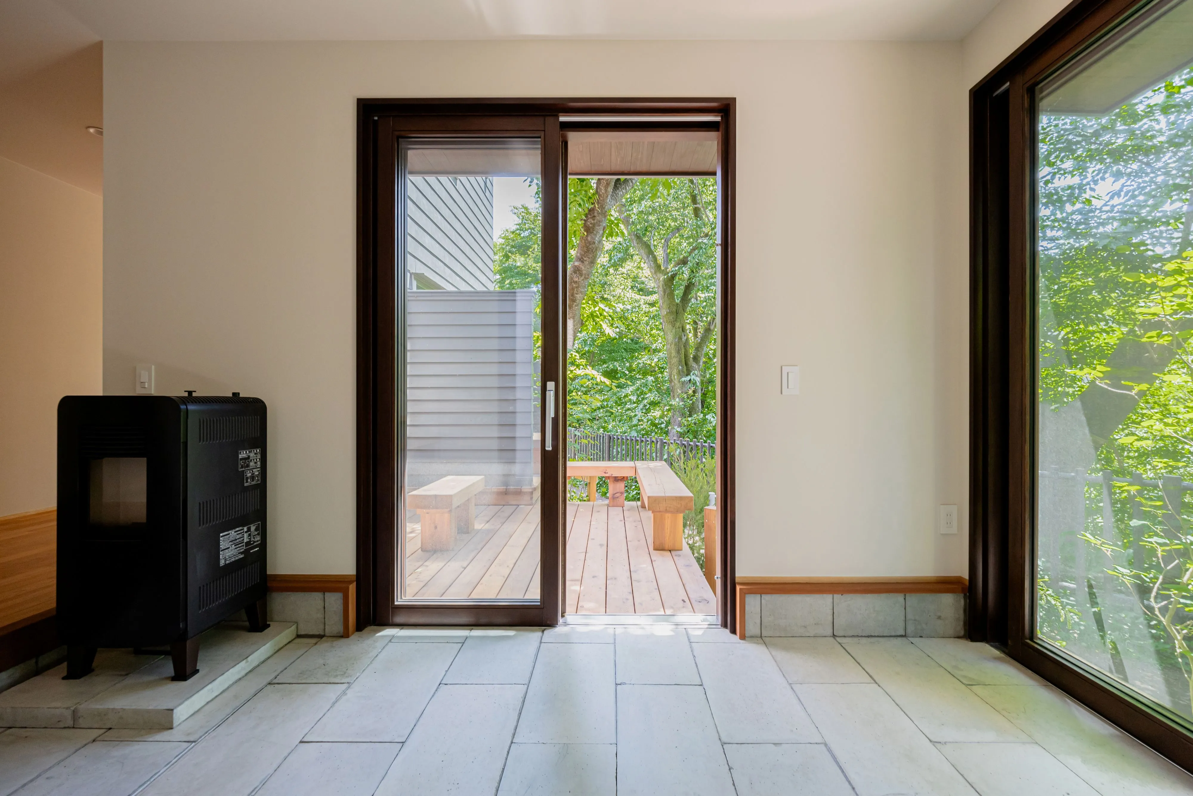 ThinkTownでは街並みに溶け込むデザイン、高品質高性能な住宅建築・商業建築を行なっています。