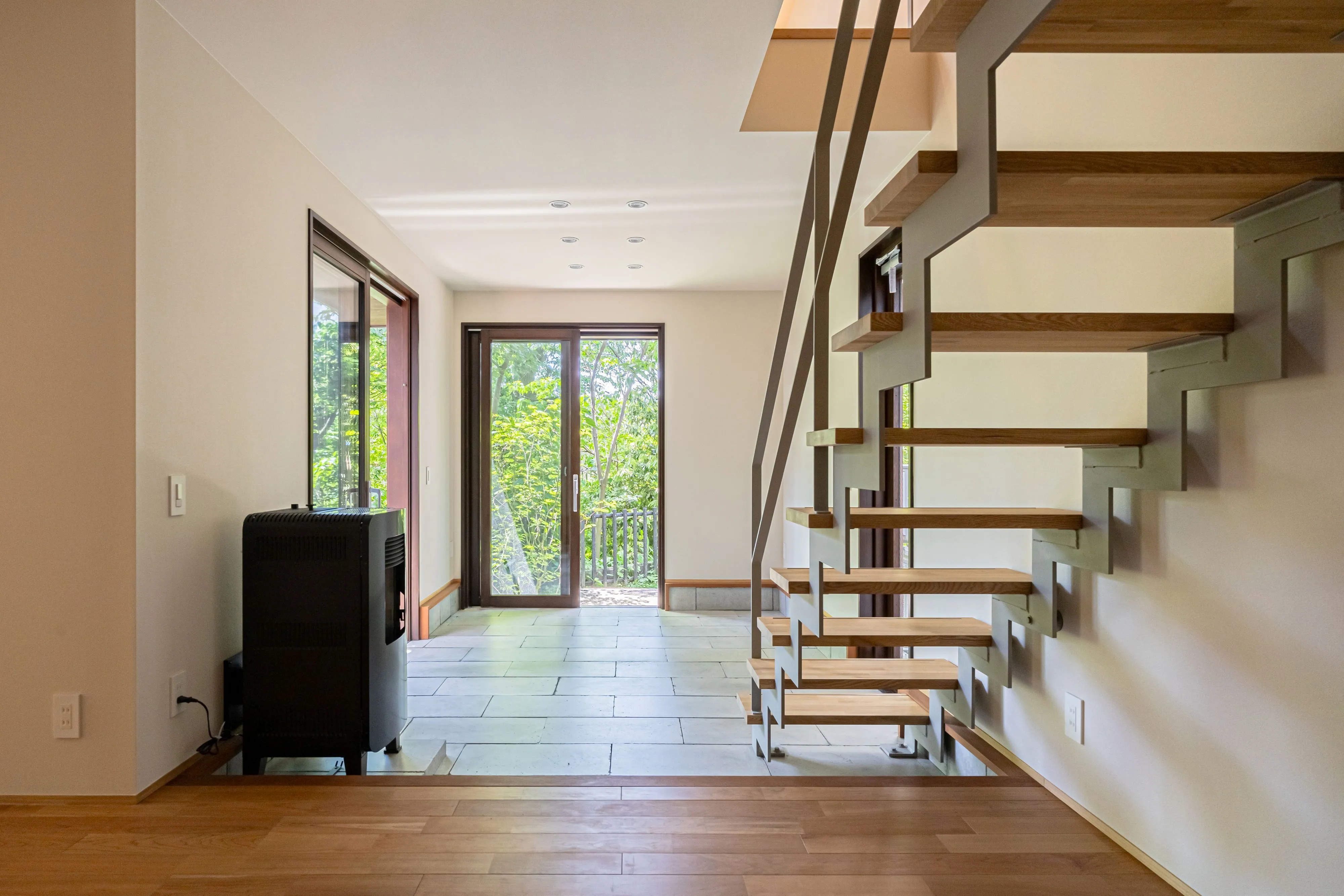 ThinkTownでは街並みに溶け込むデザイン、高品質高性能な住宅建築・商業建築を行なっています。