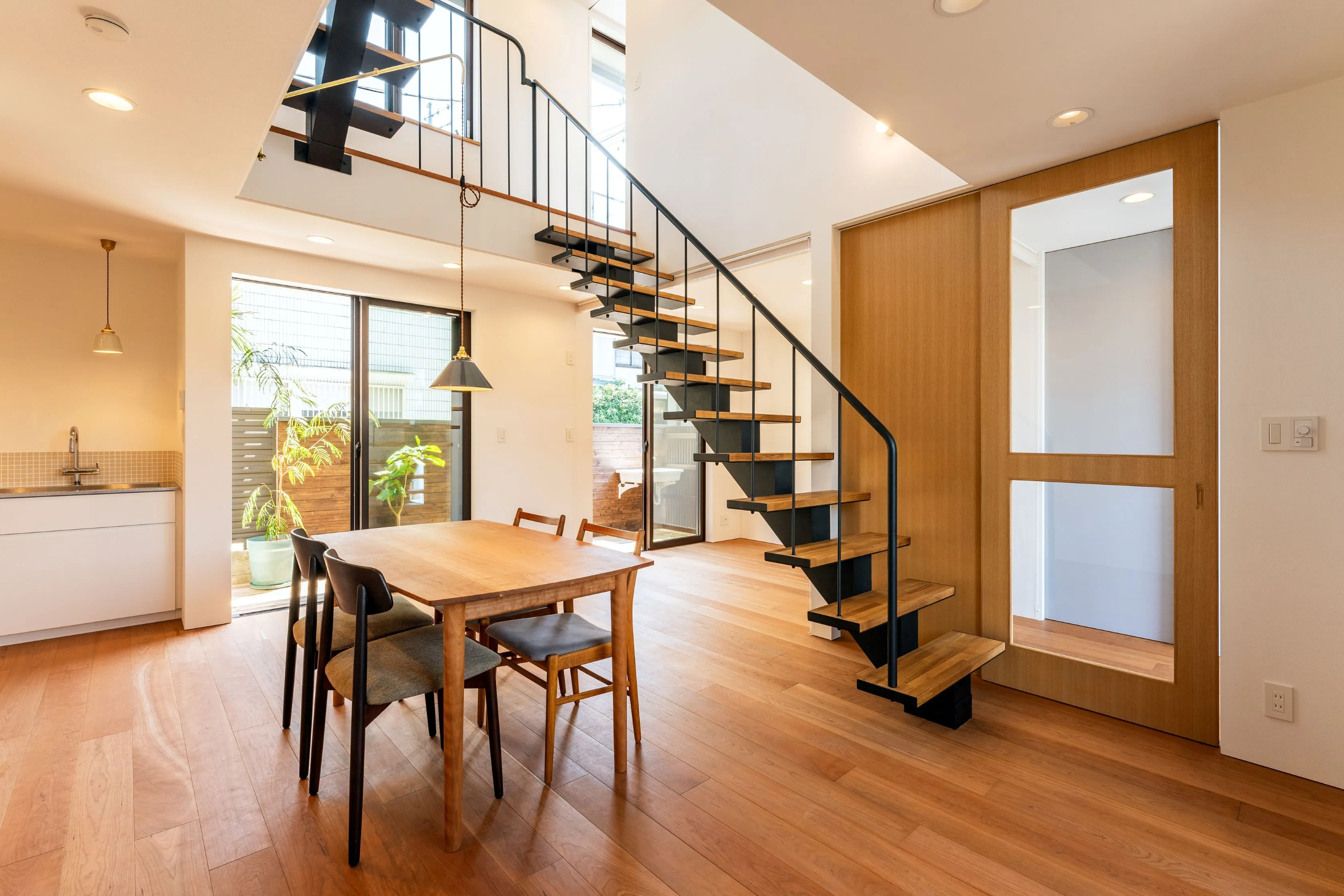 住宅建築『新築』施工例　ThinkTownでは素材感を大切にして制作を進めます。