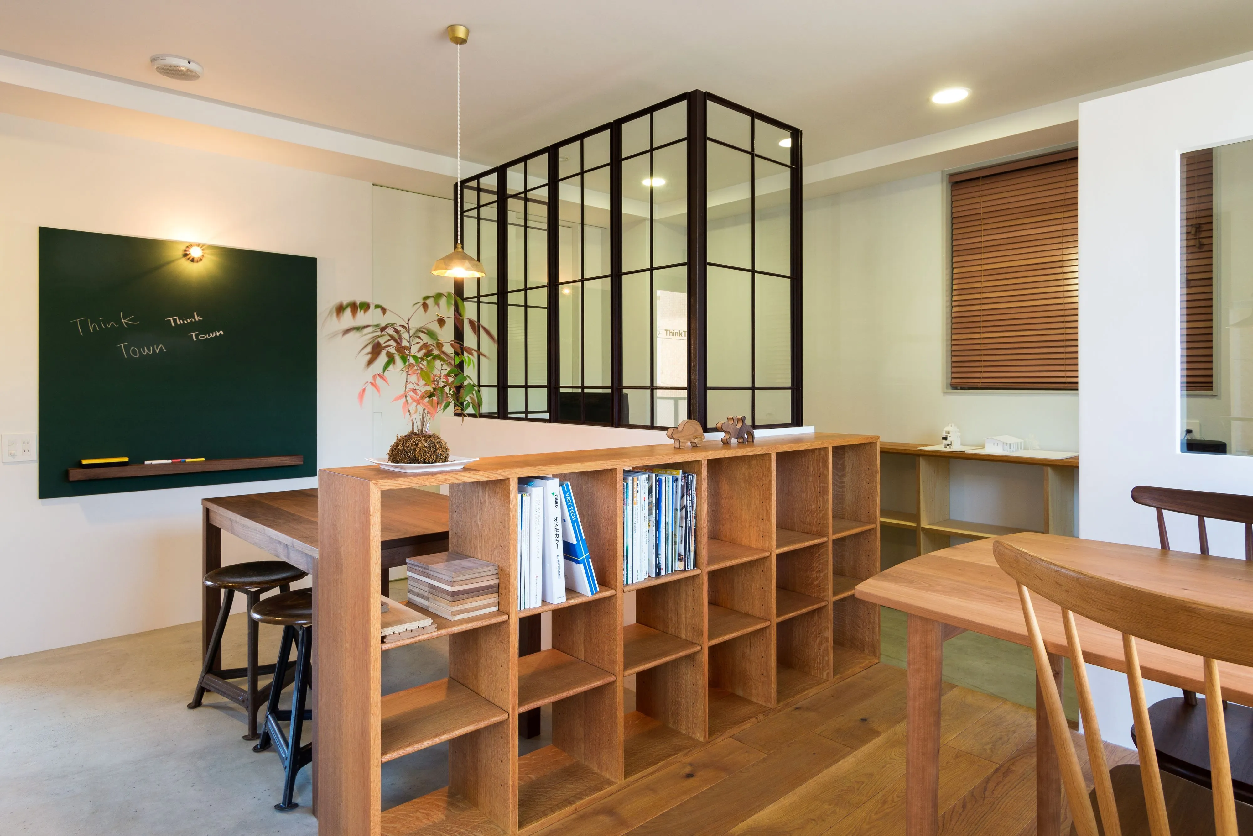 ThinkTownでは街並みに溶け込むデザイン、高品質高性能な住宅建築・商業建築を行なっています。