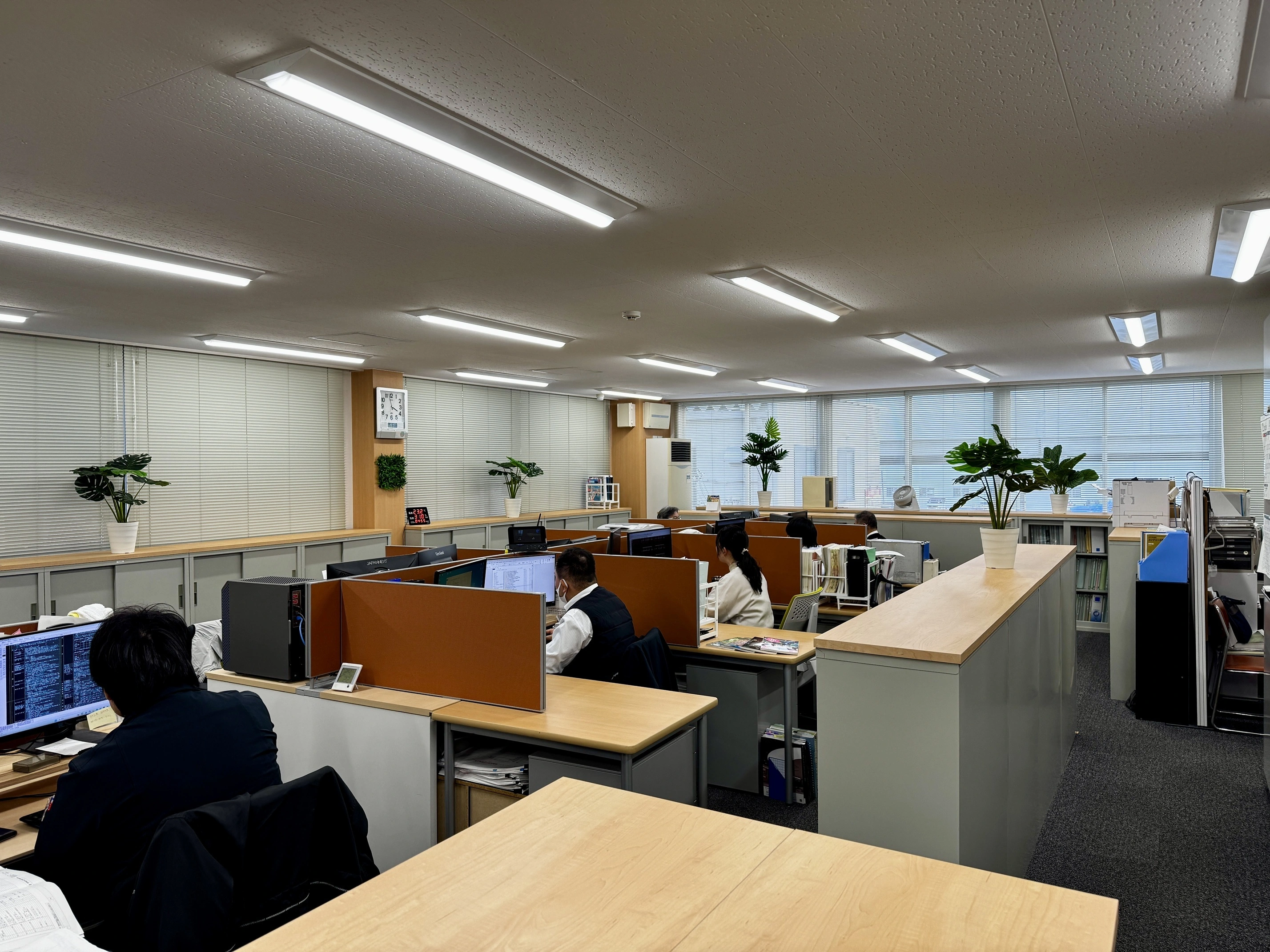 2F設計室　木調で落ち着いた執務空間です。